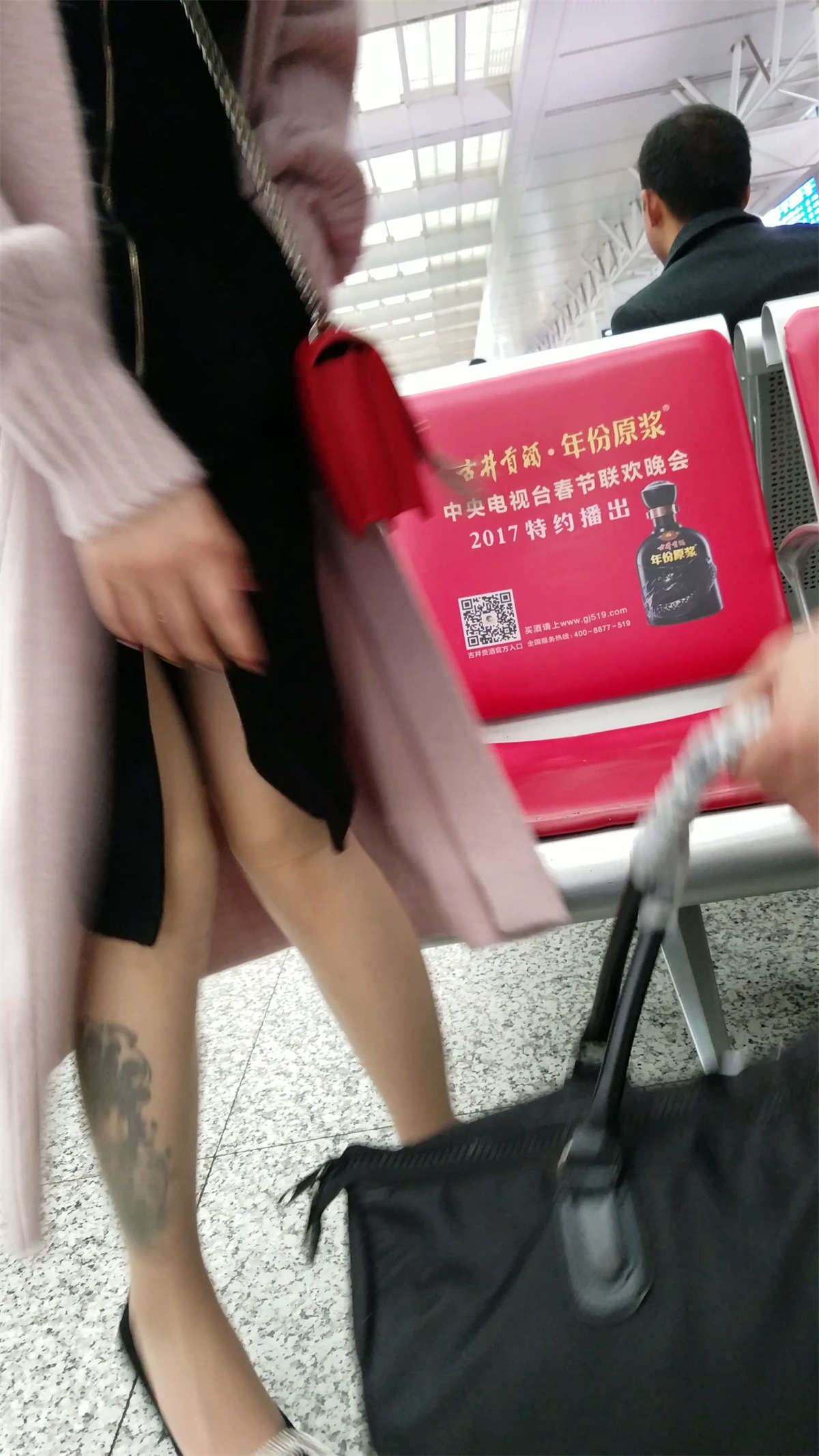 黑色前开叉连衣裙肉色丝袜极品身材口罩妹子