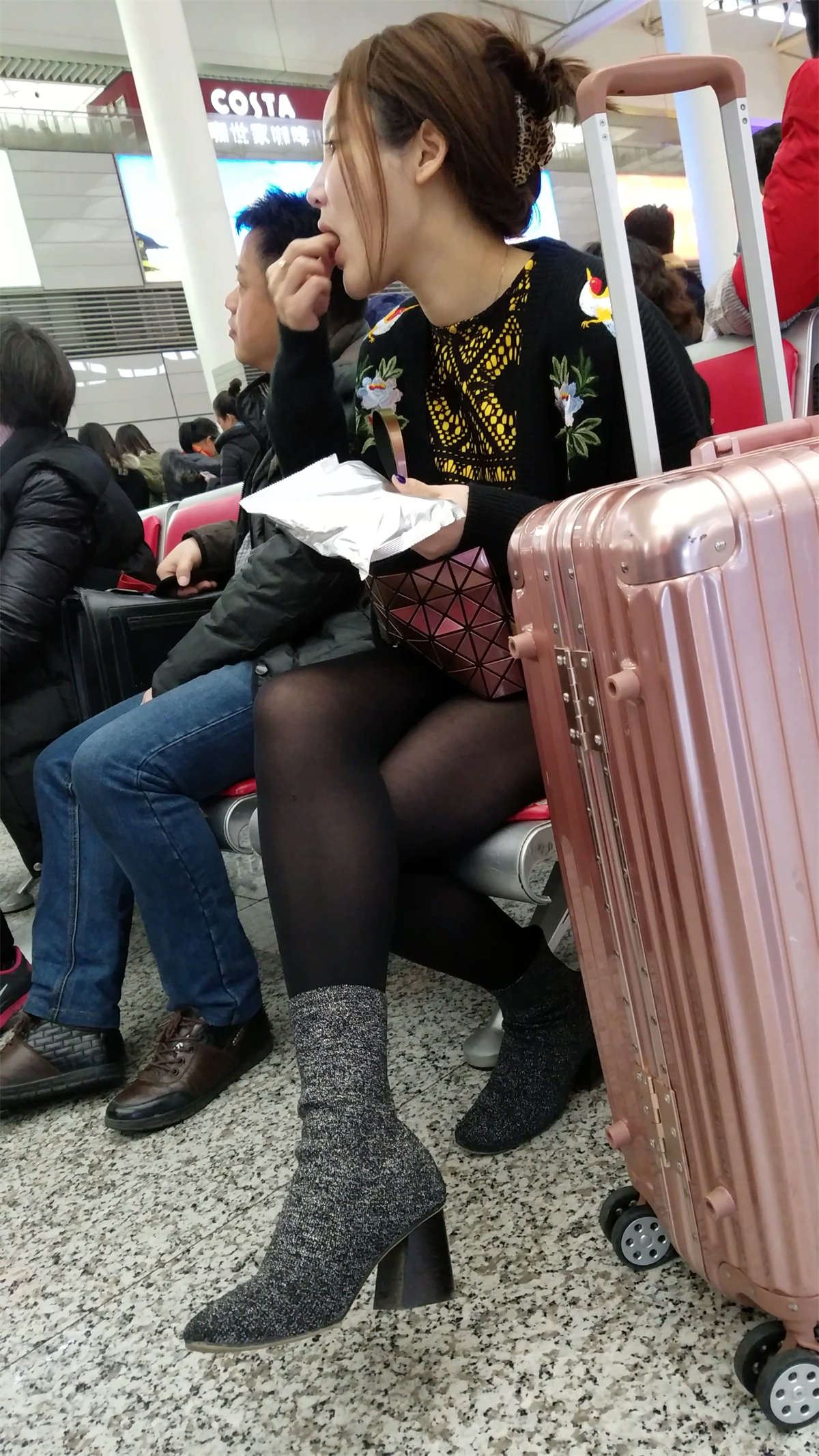 高铁站拍摄黑色丝袜包臀裙白肤妹子