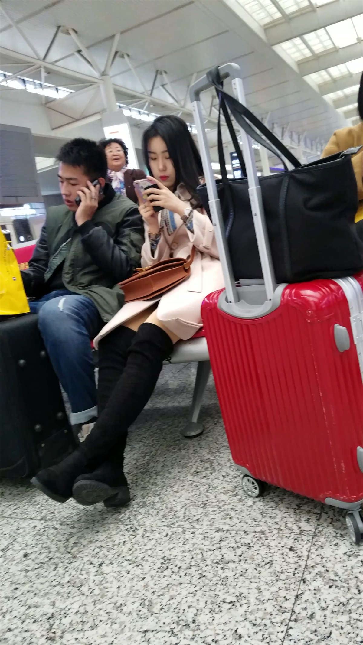 火车站候车的黑色高筒鞋极品长发美女