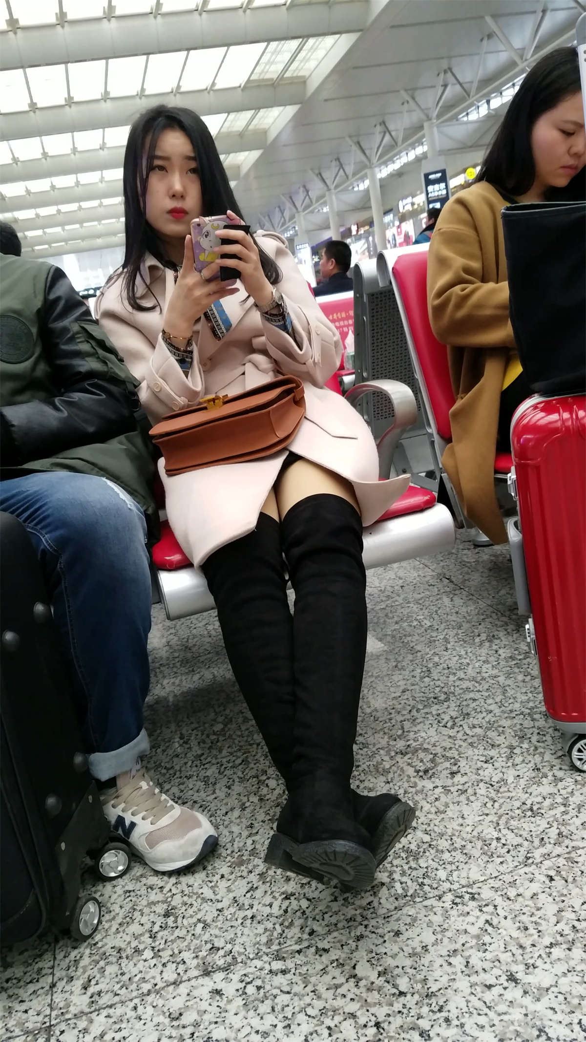 火车站候车的黑色高筒鞋极品长发美女