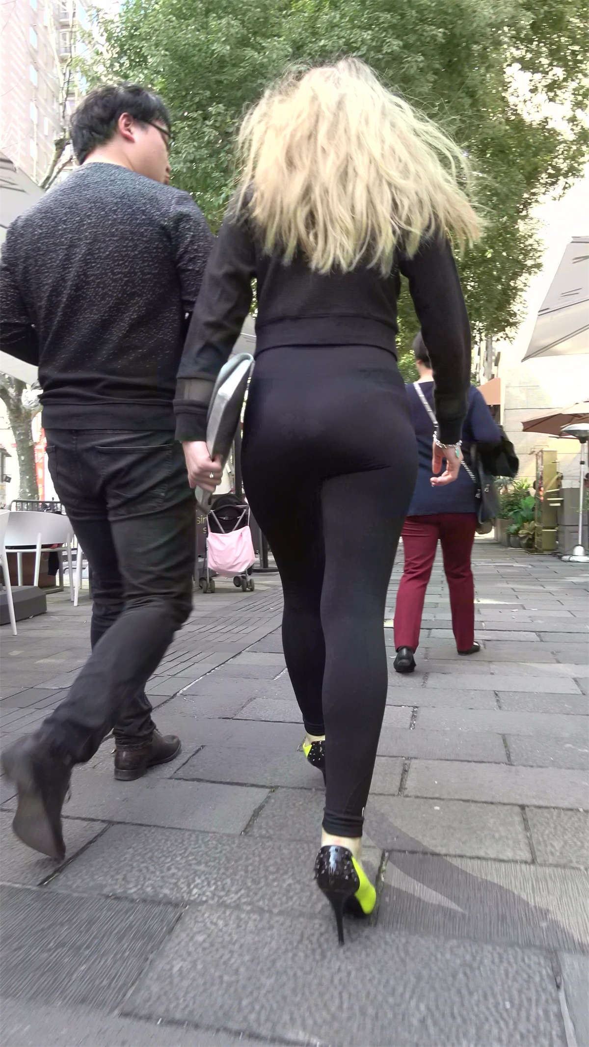 极品肉臀黑色弹力裤街拍高跟美女