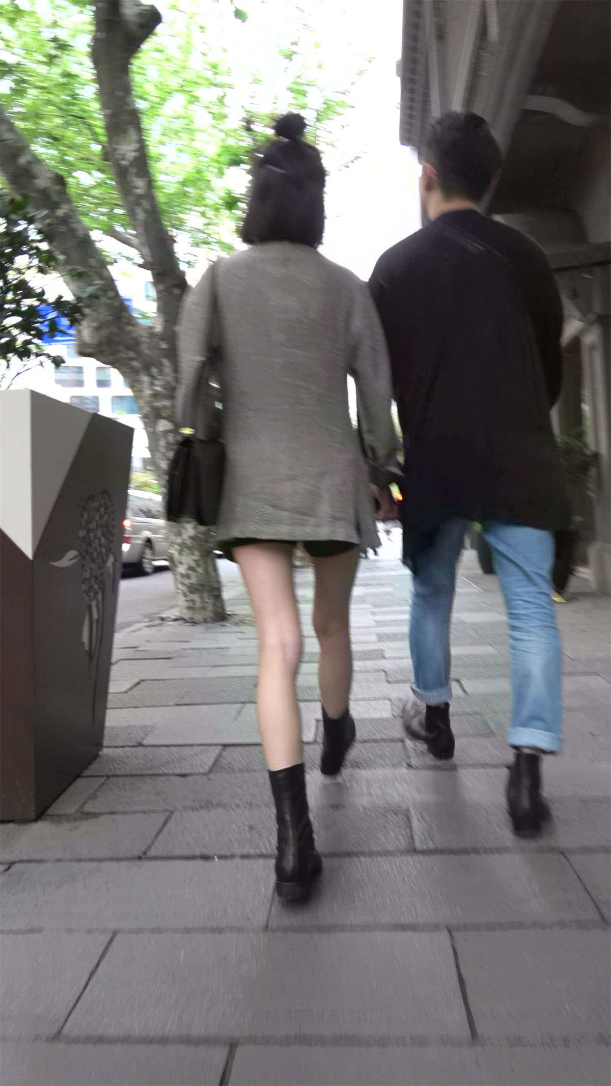 身材娇小白皙美腿气质美女