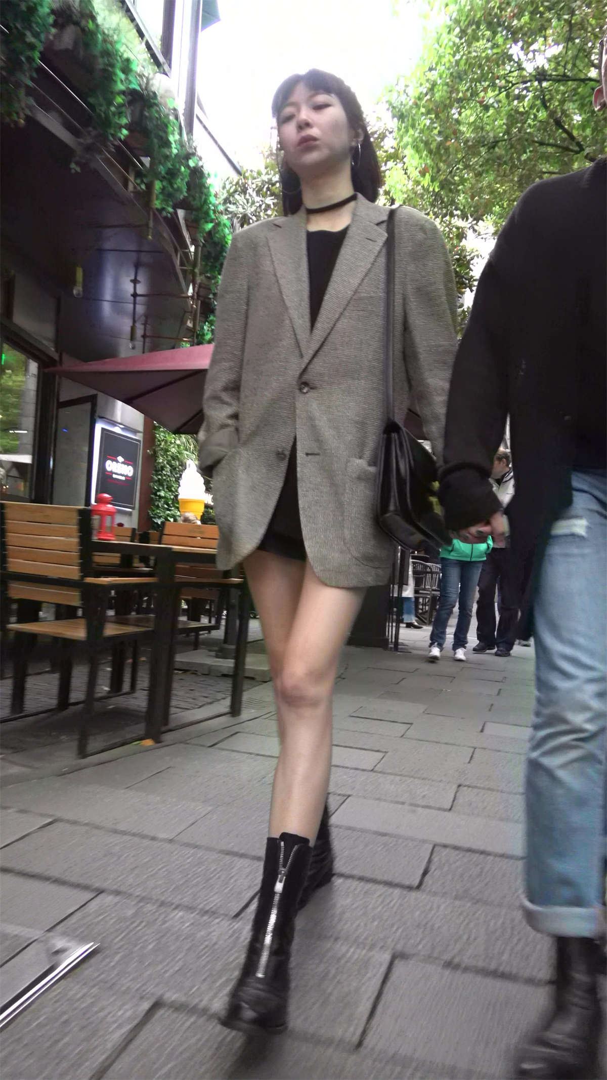 身材娇小白皙美腿气质美女