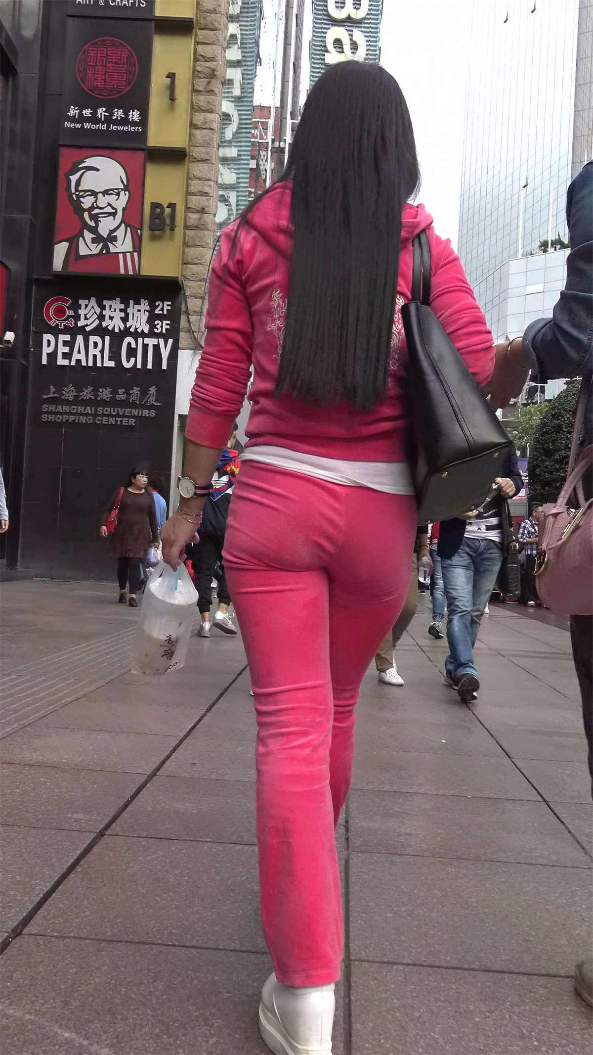 极度诱惑粉色紧身运动套装街拍气质美臀美女