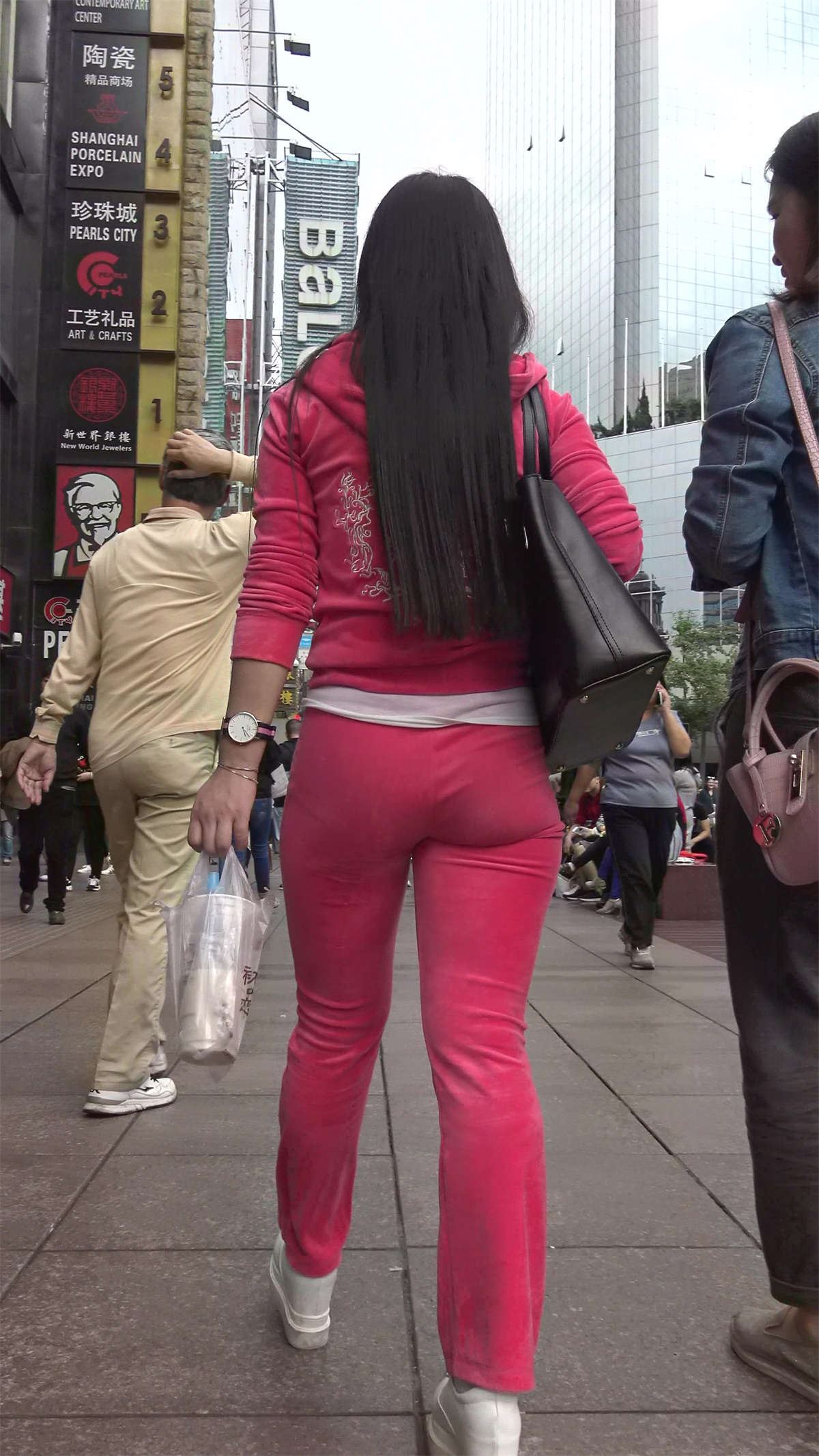 极度诱惑粉色紧身运动套装街拍气质美臀美女