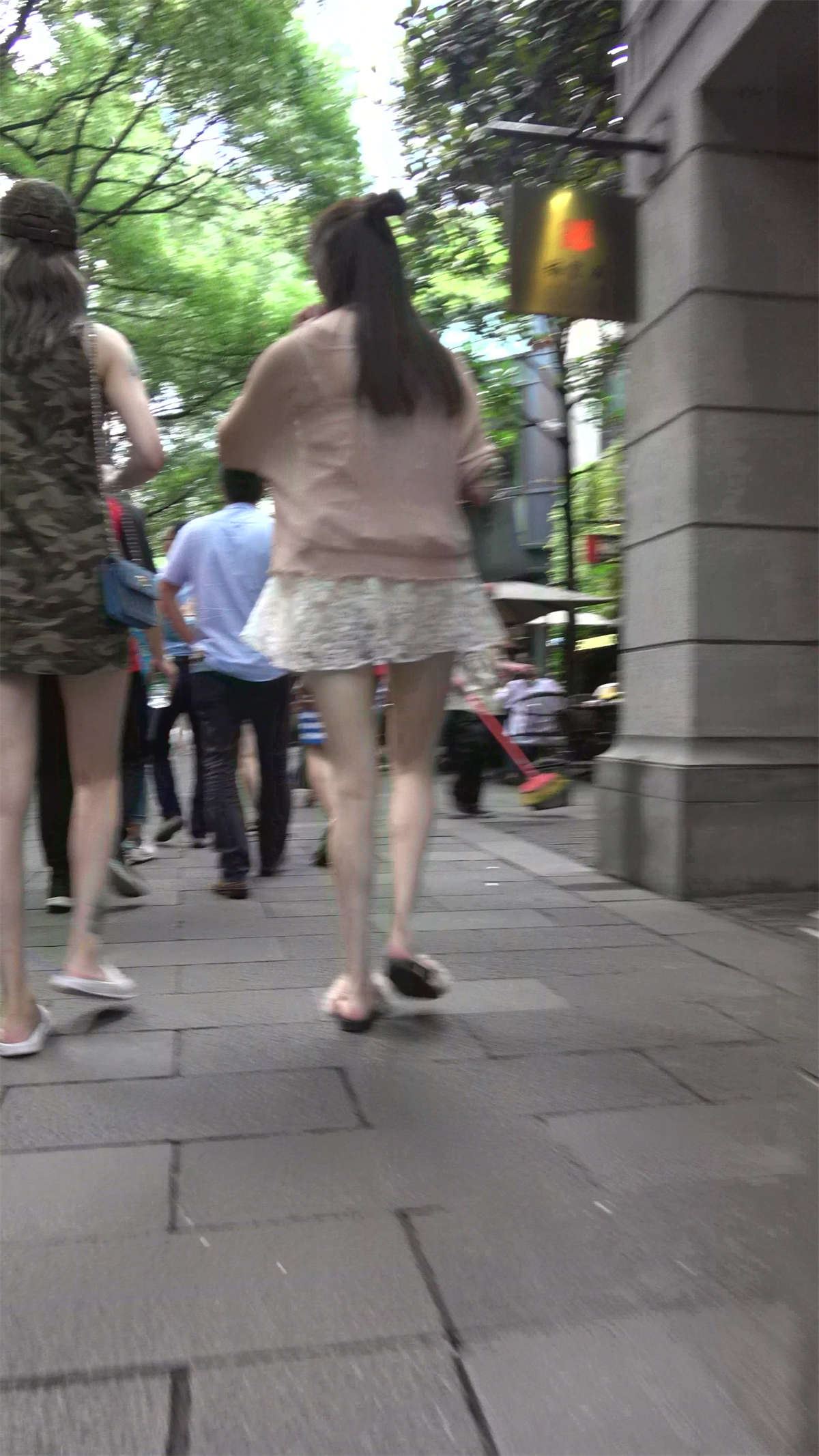 白色蕾丝V领连衣裙气质街拍美腿美女