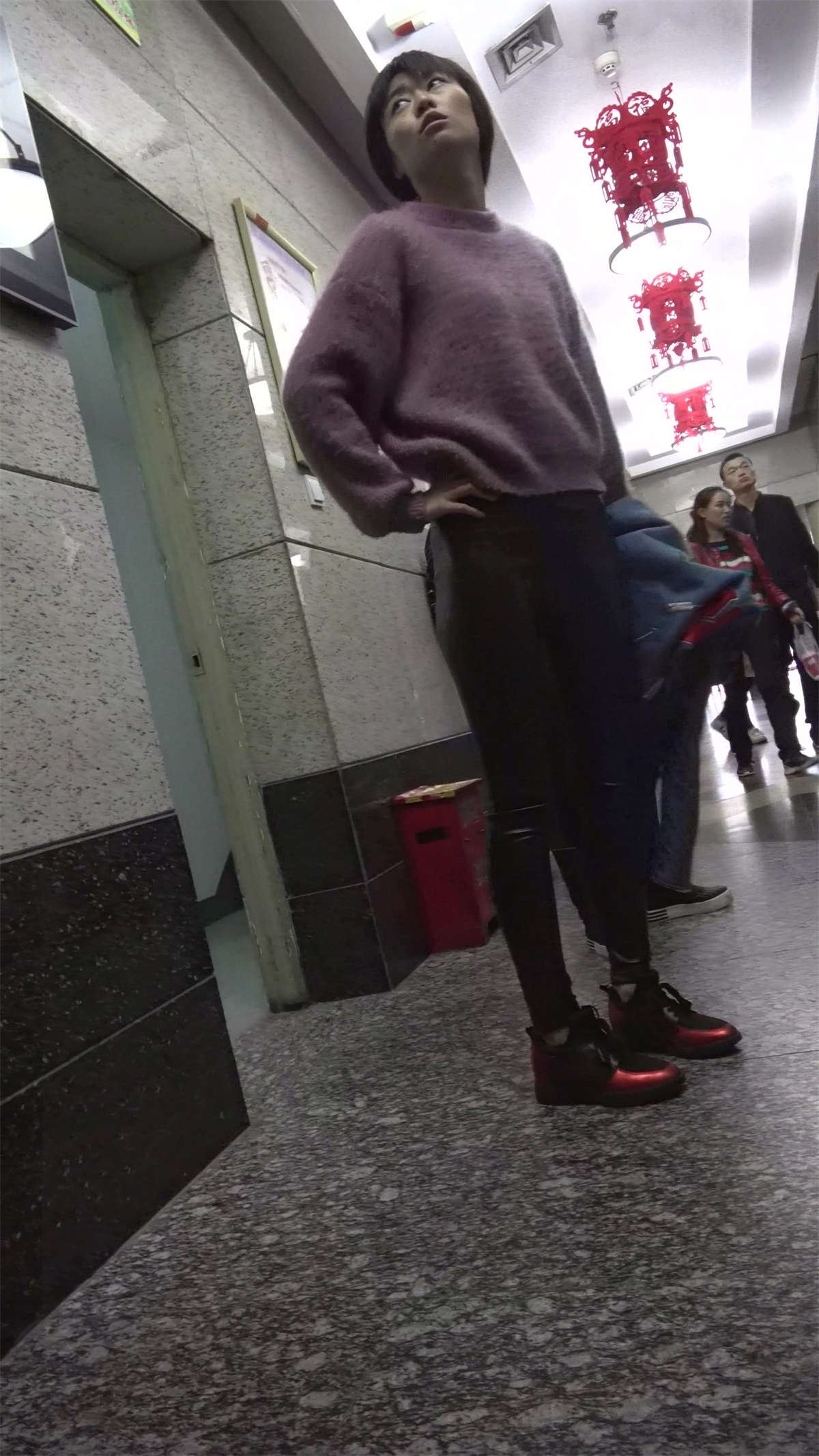 又一紧身黑色皮裤街拍丰臀短发美女