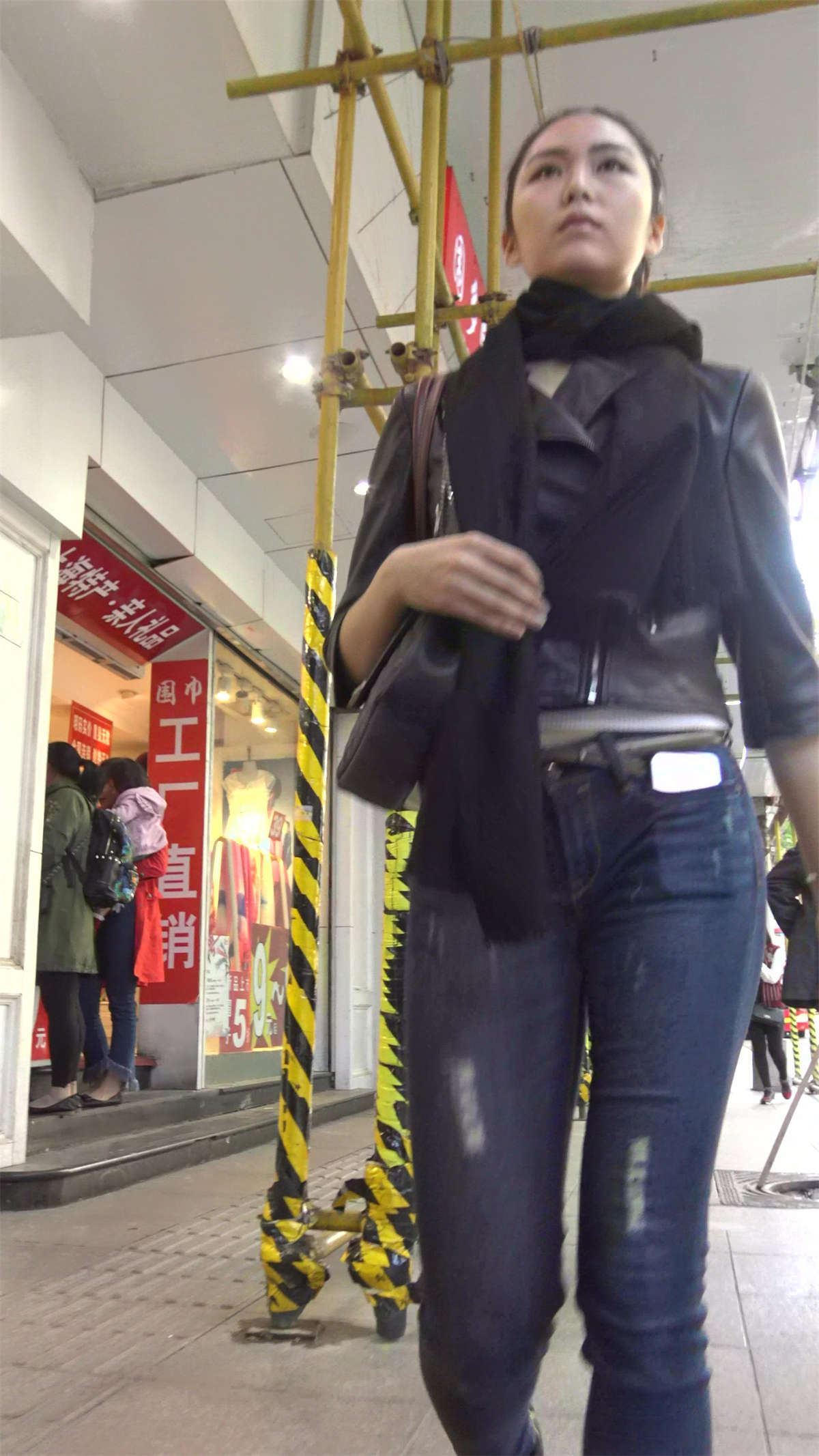高挑苗条身材气质街怕牛仔美女