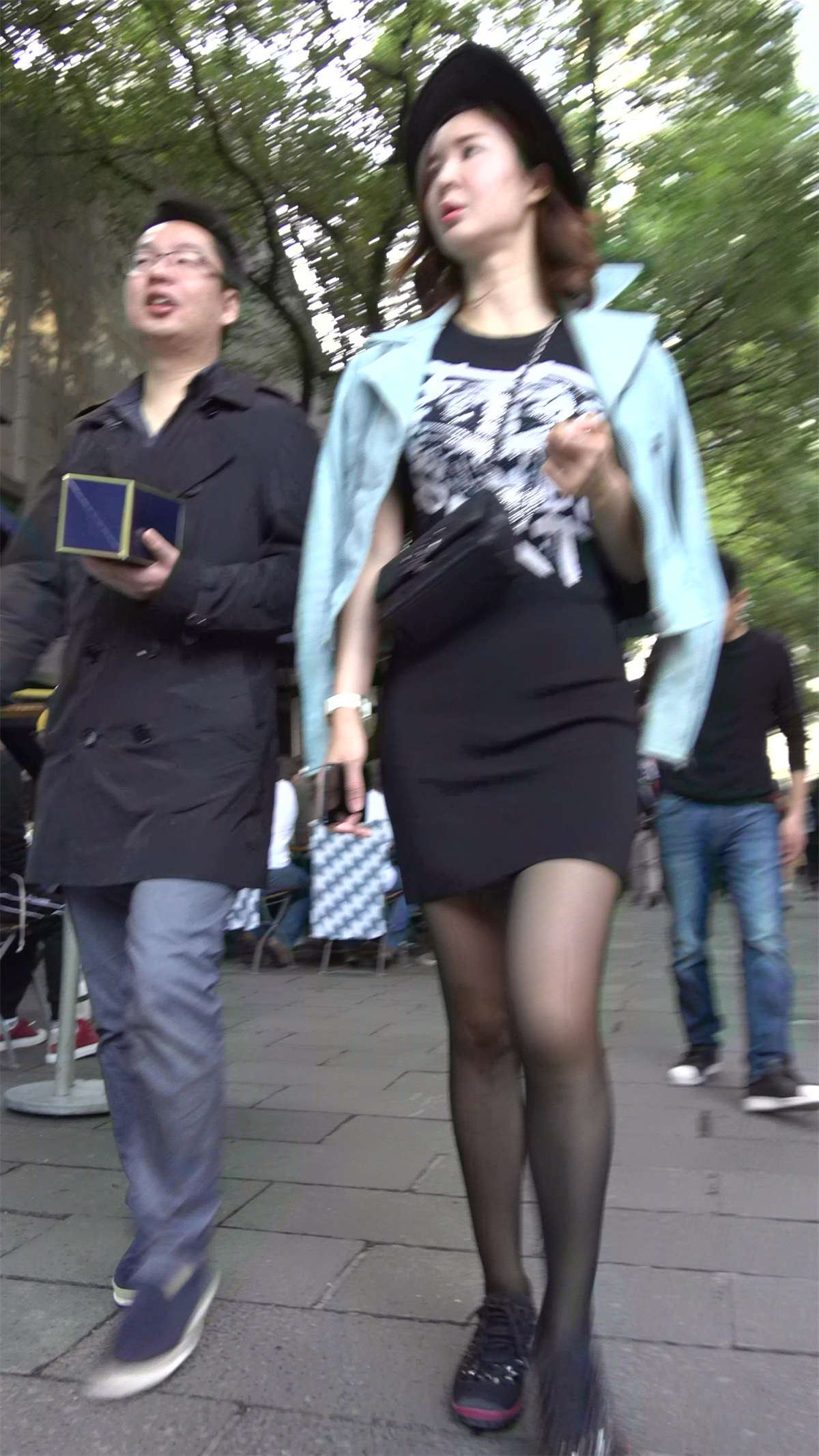 极品性感街拍黑丝美腿短裙美女