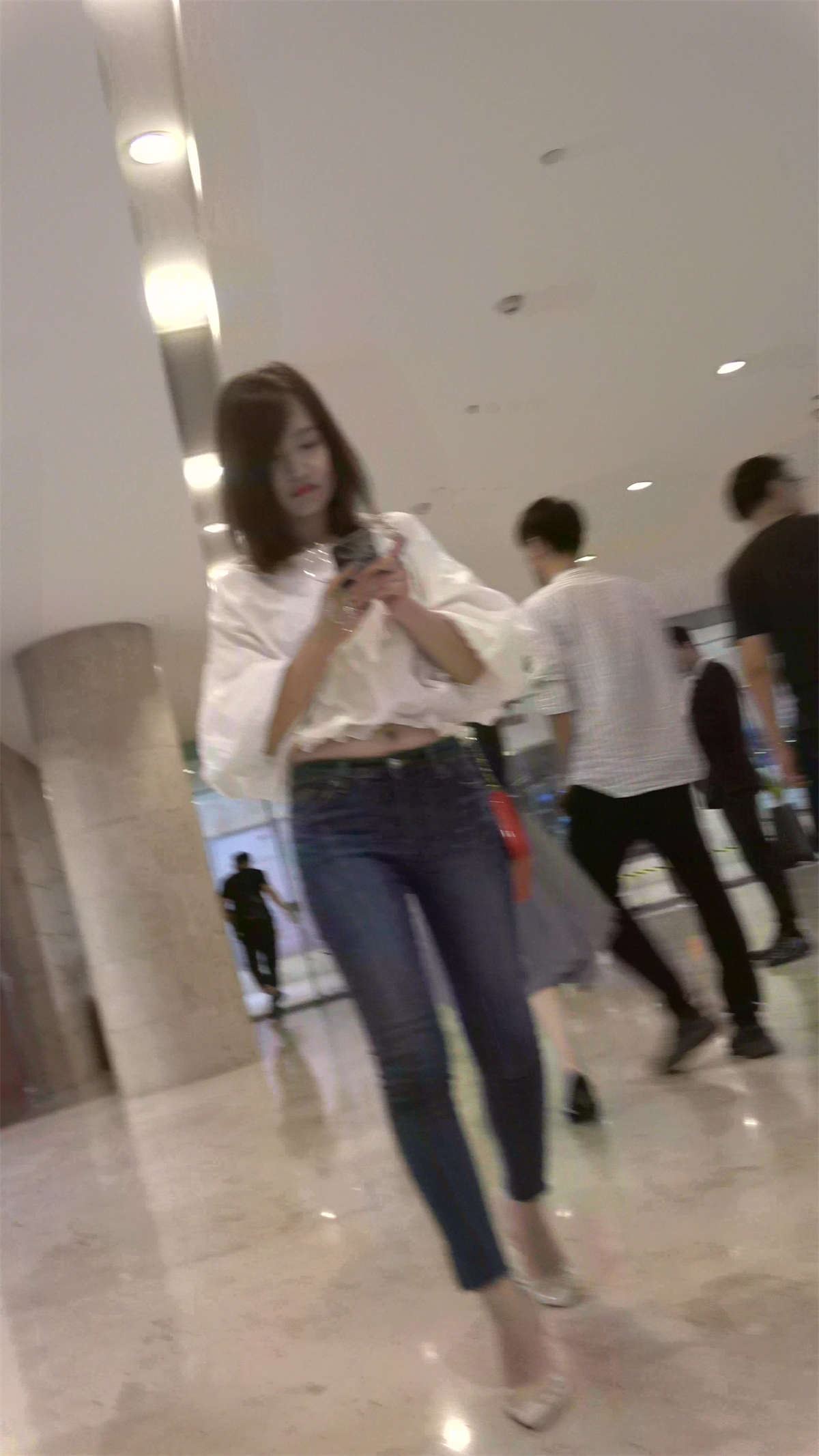 紧身蓝牛白衬衫街拍性感高跟鞋气质美女