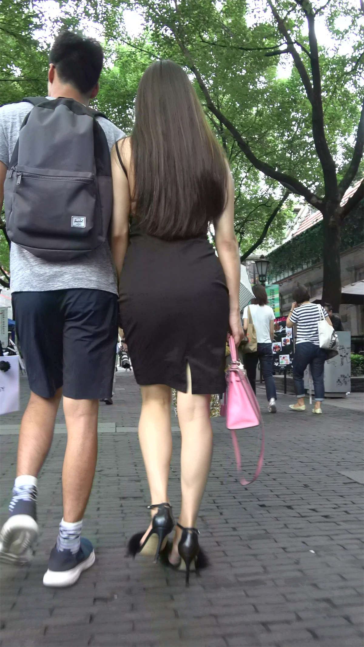 黑色吊带包臀裙连衣裙街拍高跟美女