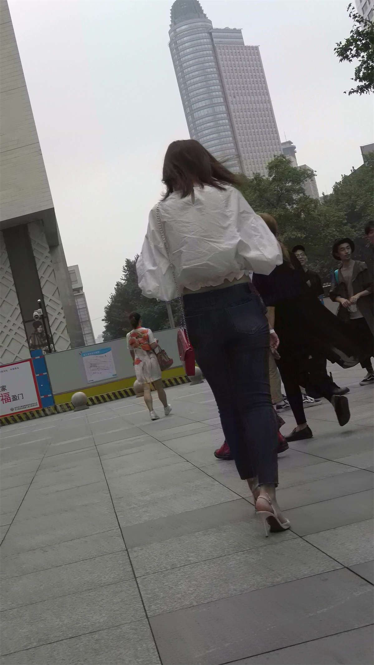 紧身蓝牛白衬衫街拍性感高跟鞋气质美女