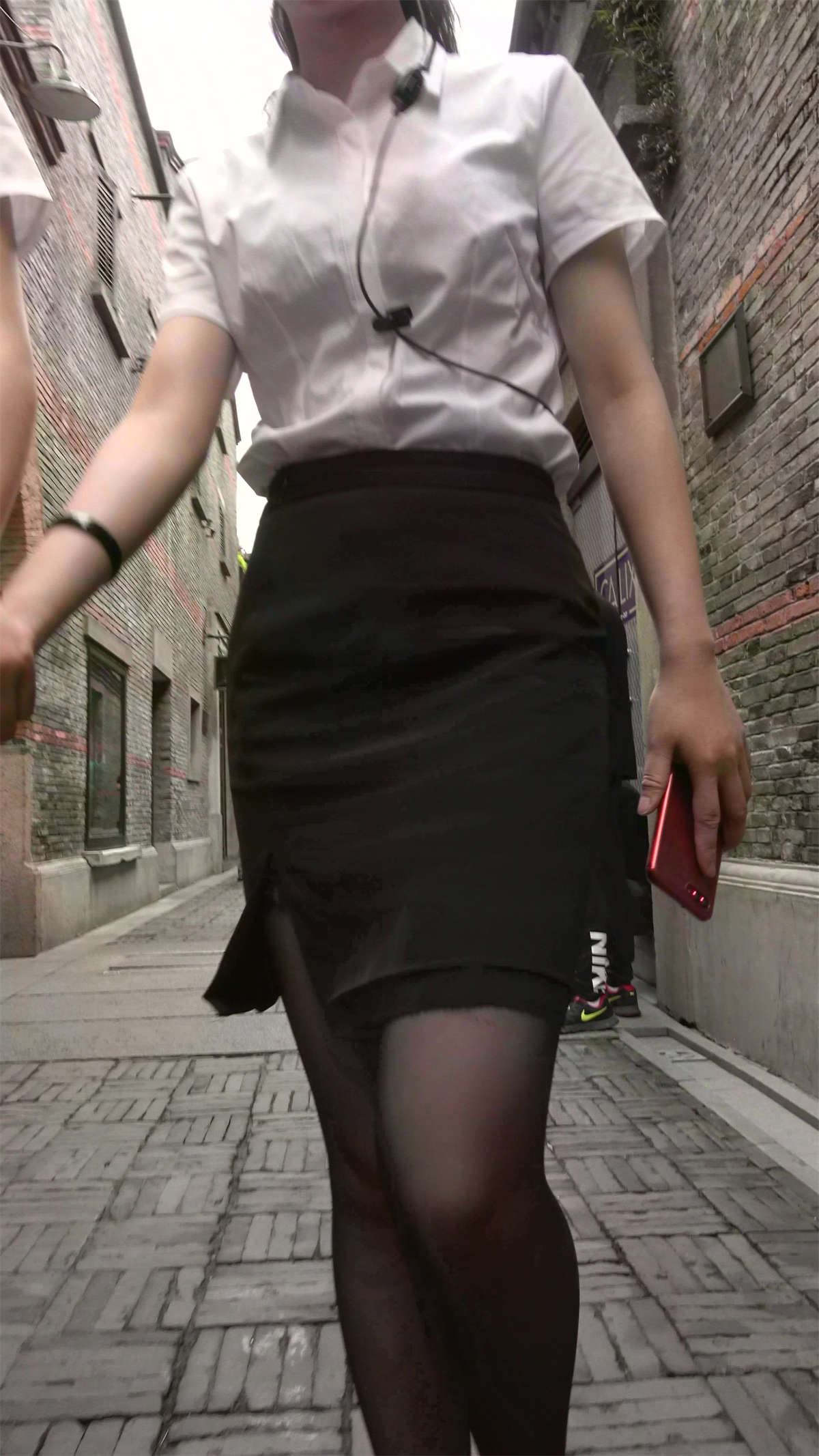两位包臀裙白衬衫街拍黑丝高跟鞋制服美女