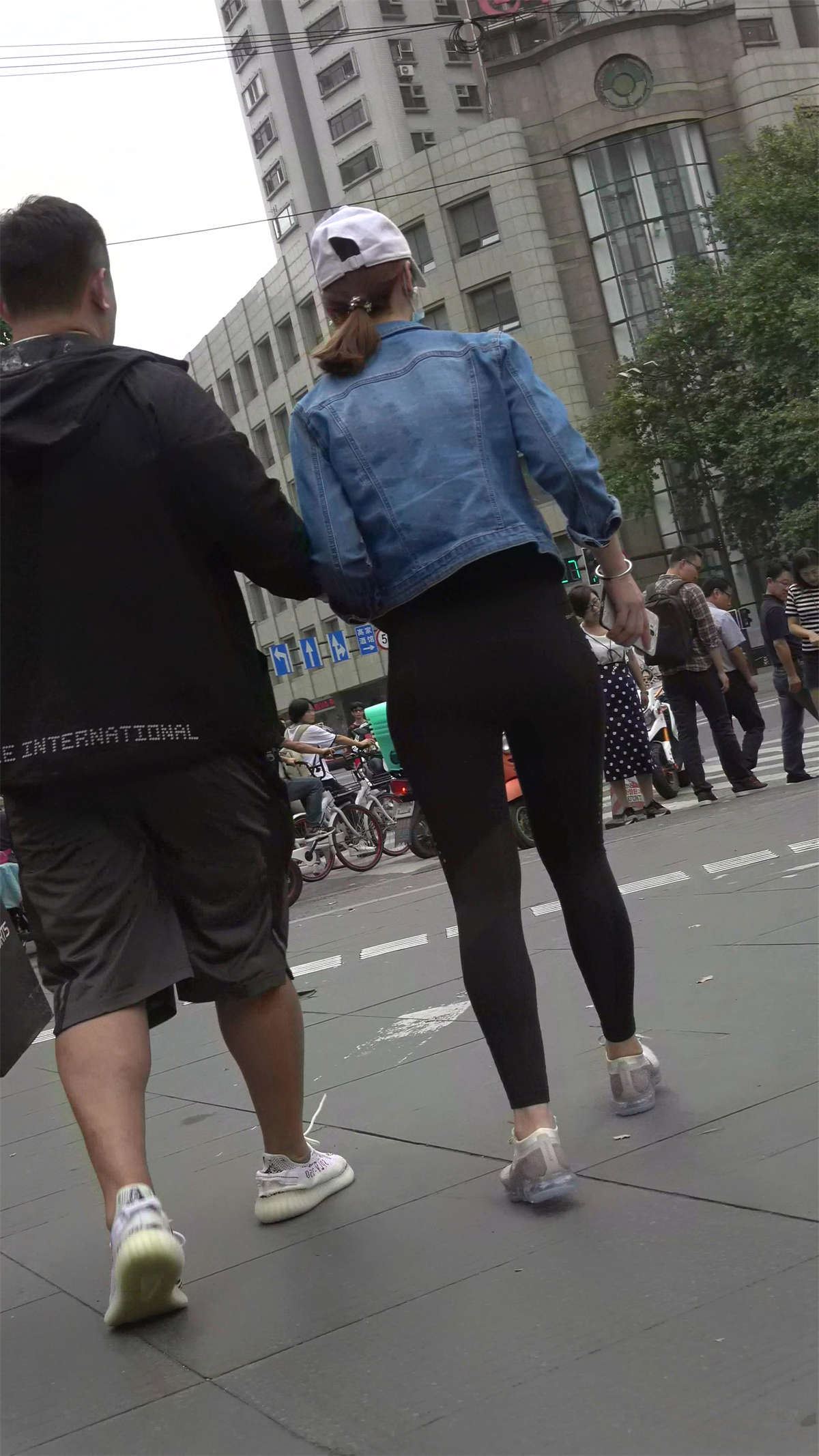 超紧身弹力裤牛仔外套鸭舌帽小姐姐