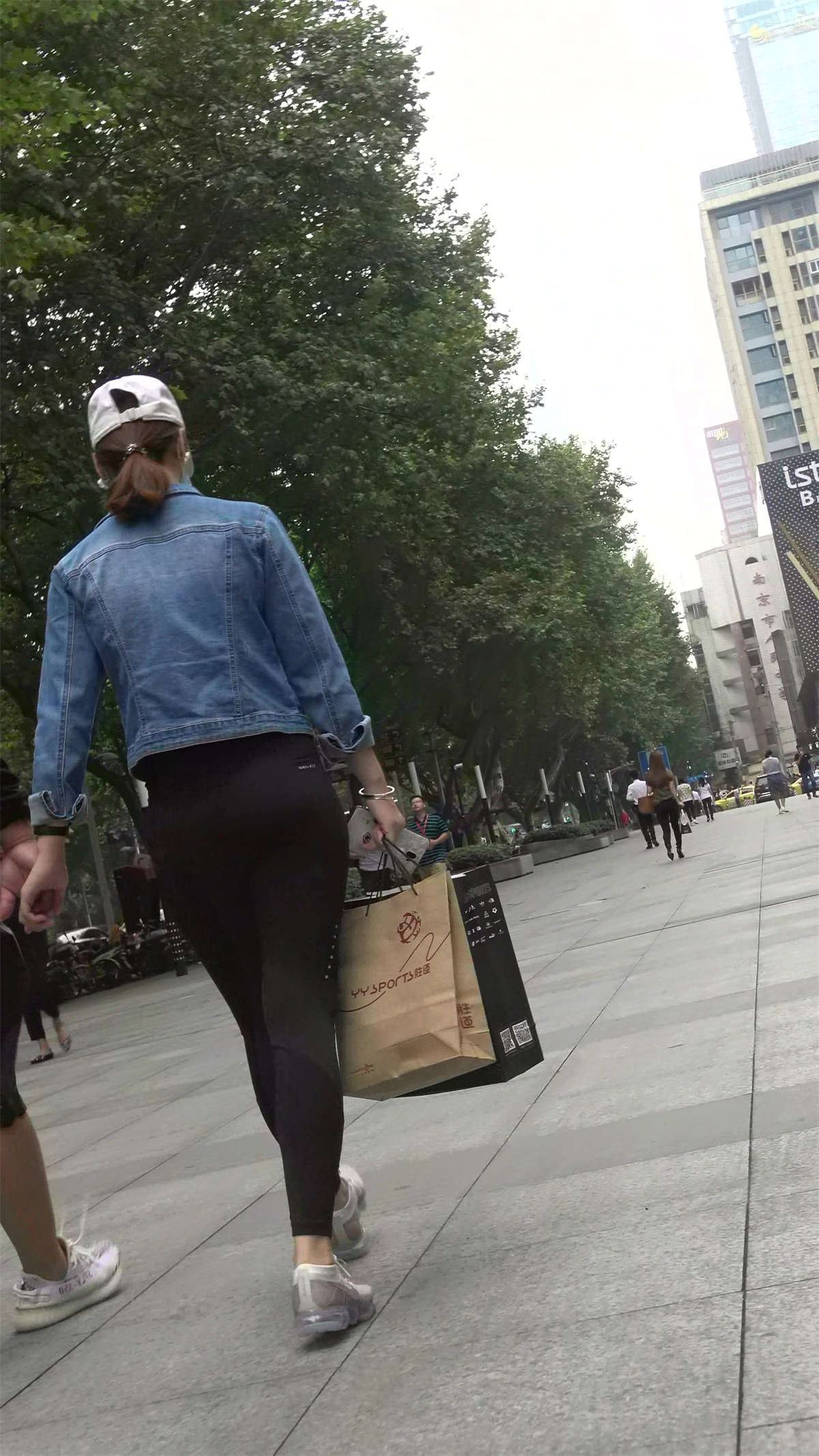 超紧身弹力裤牛仔外套鸭舌帽小姐姐
