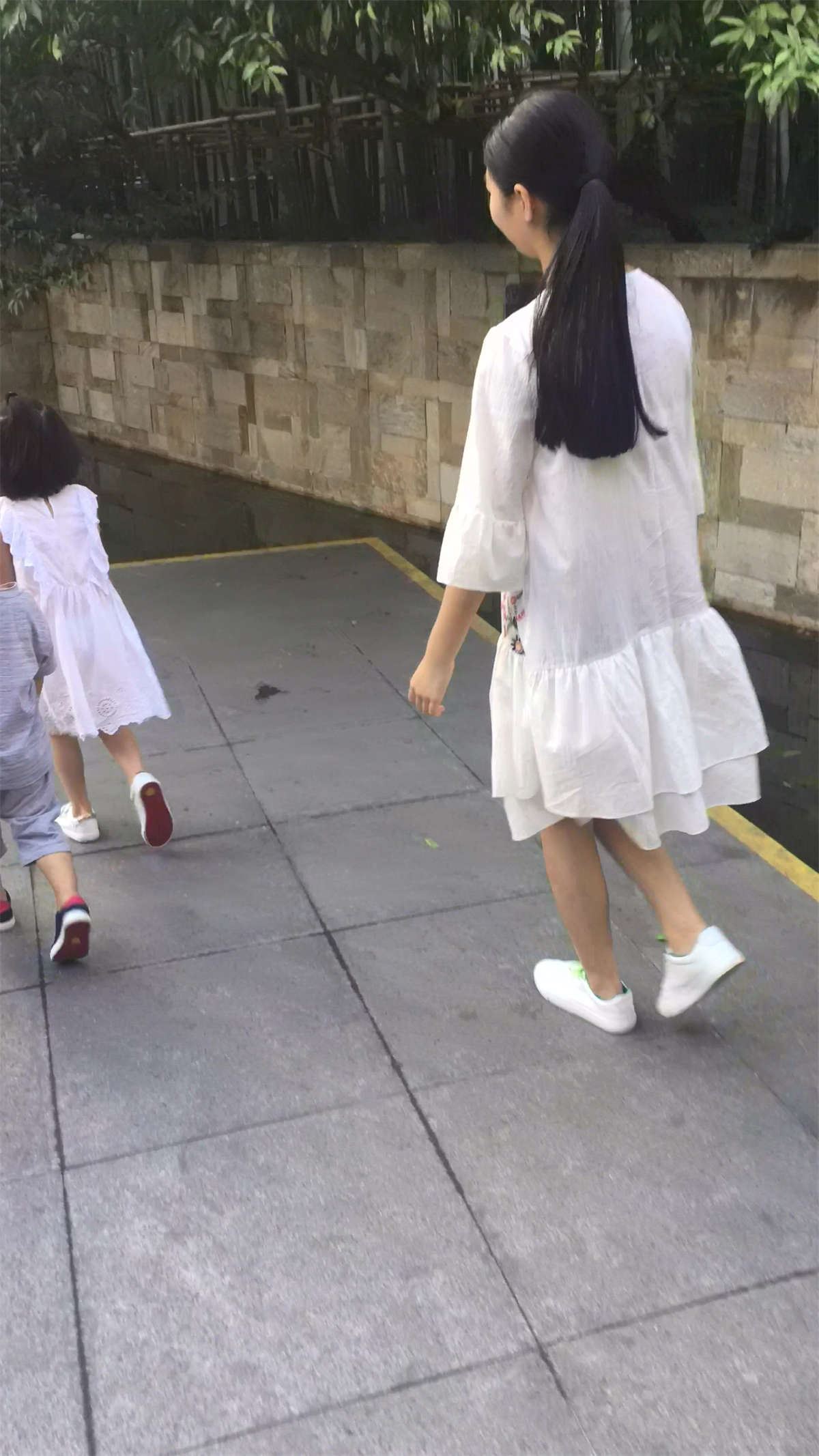 白色连衣裙MM