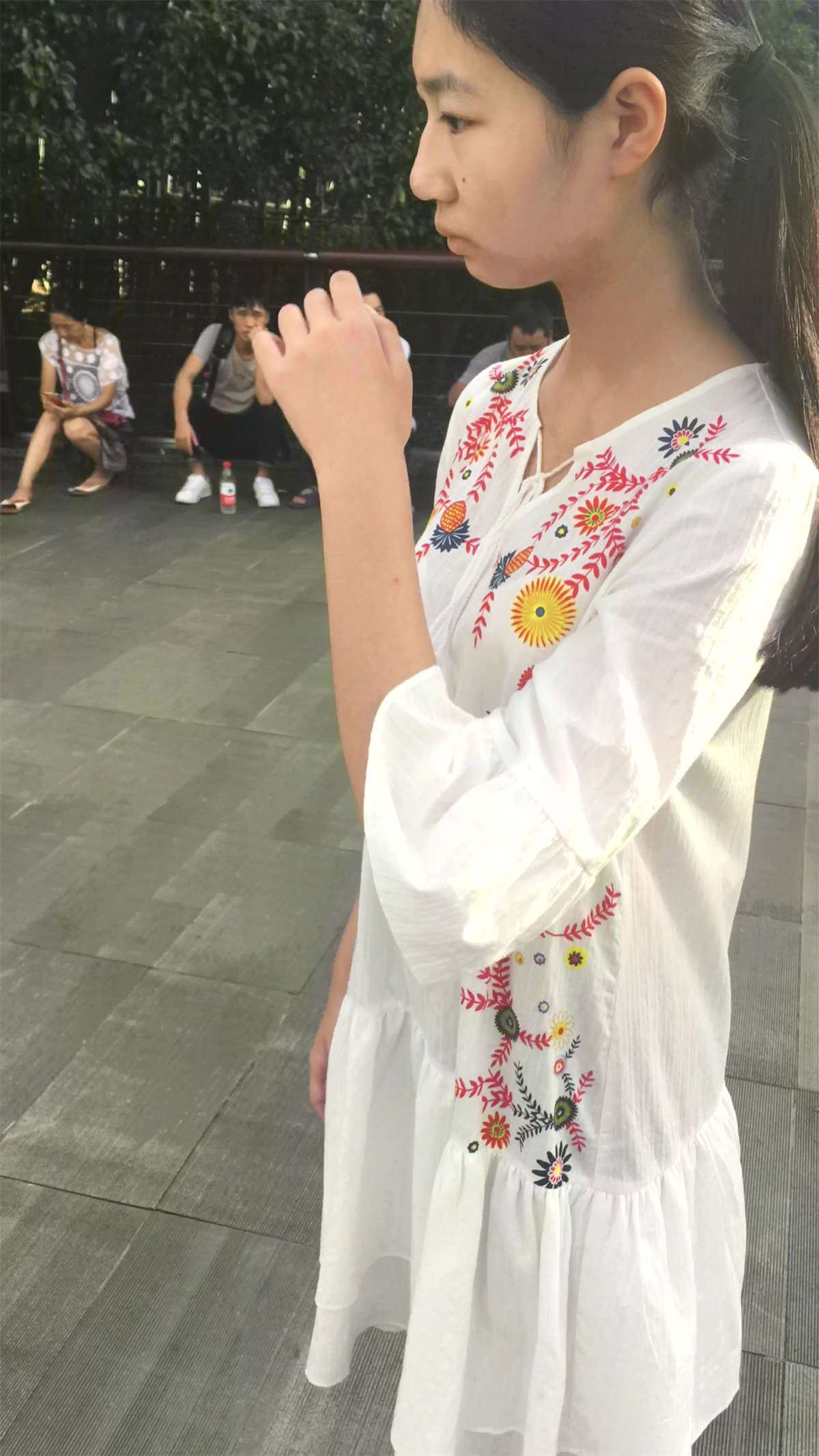 白色连衣裙MM