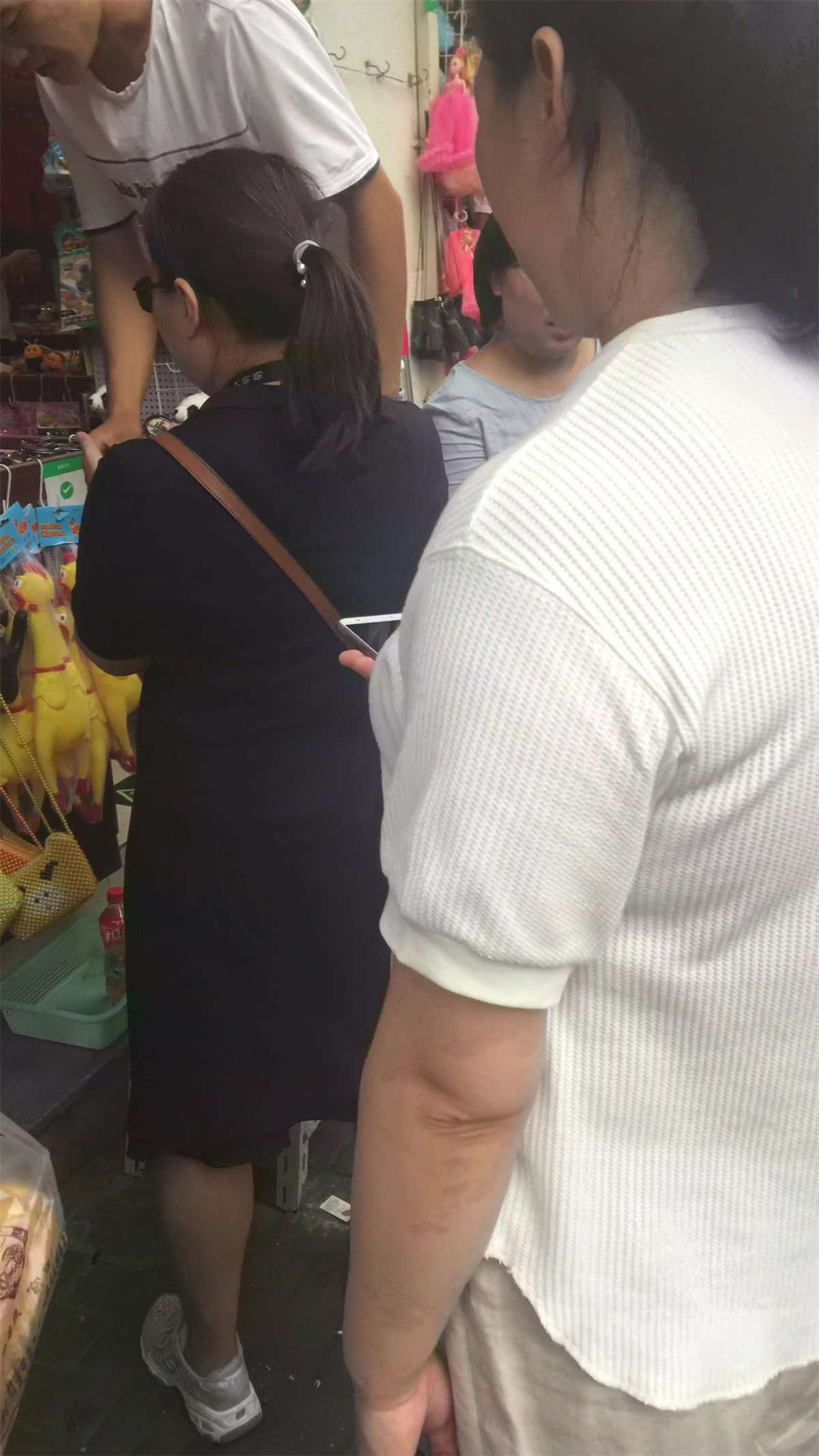 清纯的连衣裙小美女