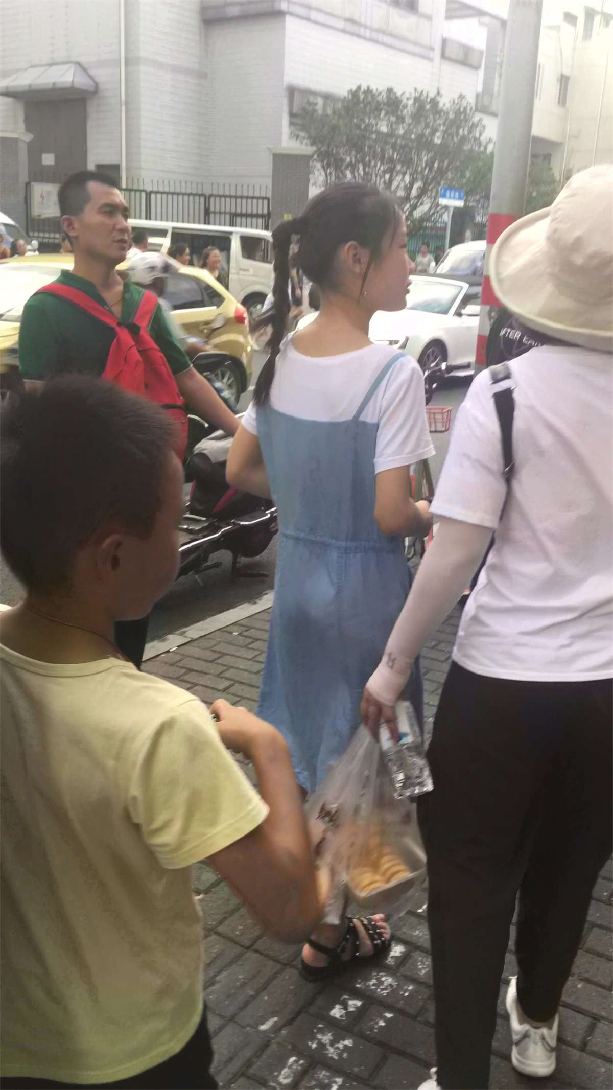 清纯的连衣裙小美女