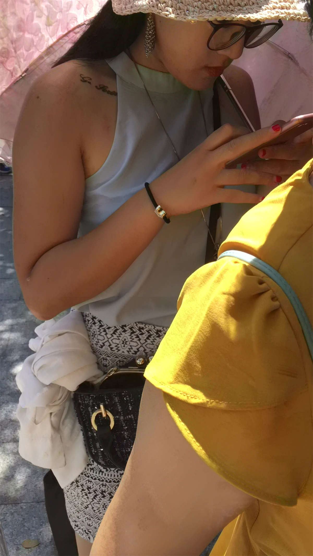 排队的无袖衬衫眼镜妹