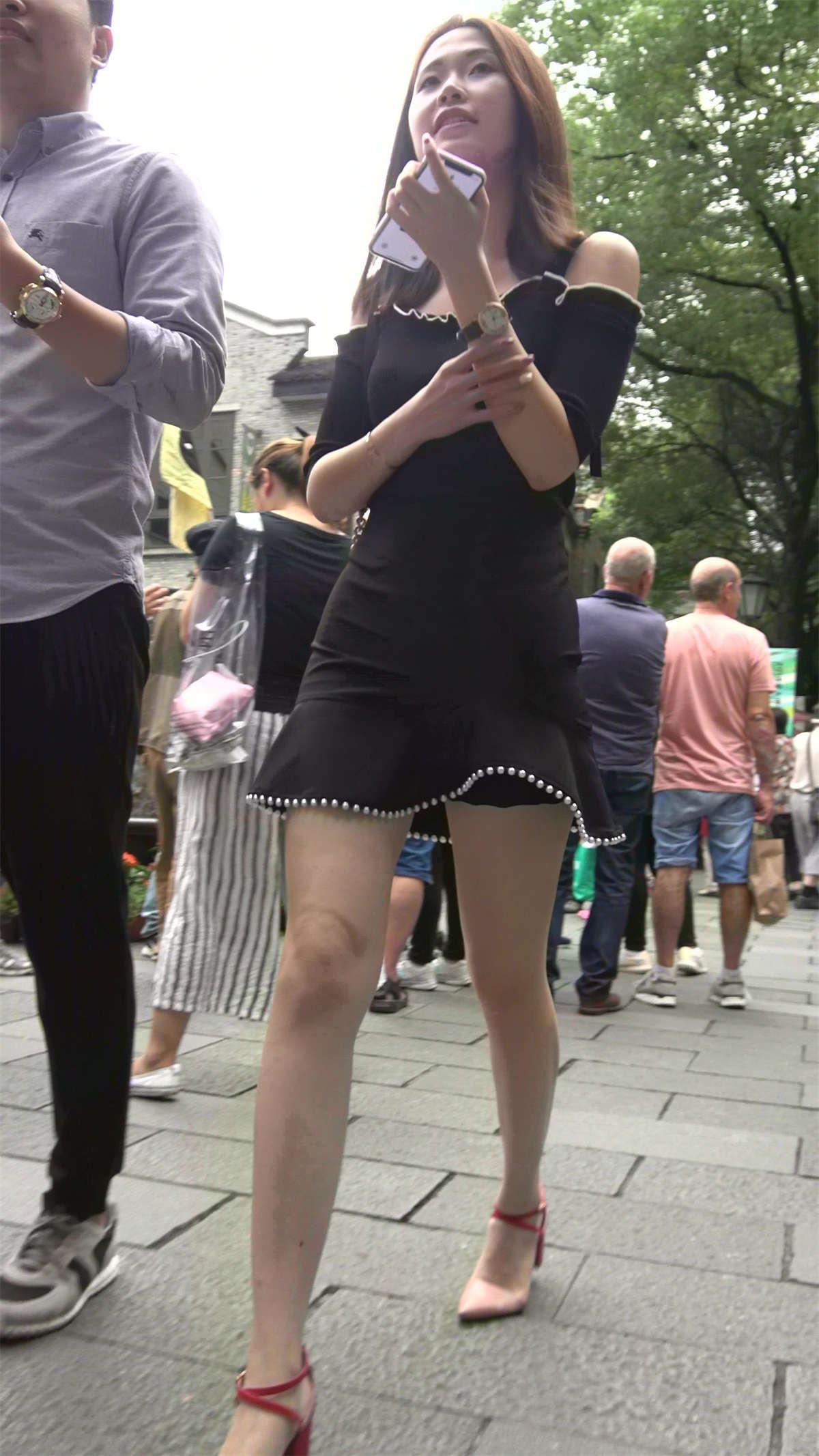 黑色连衣裙街拍甜美可人大美女