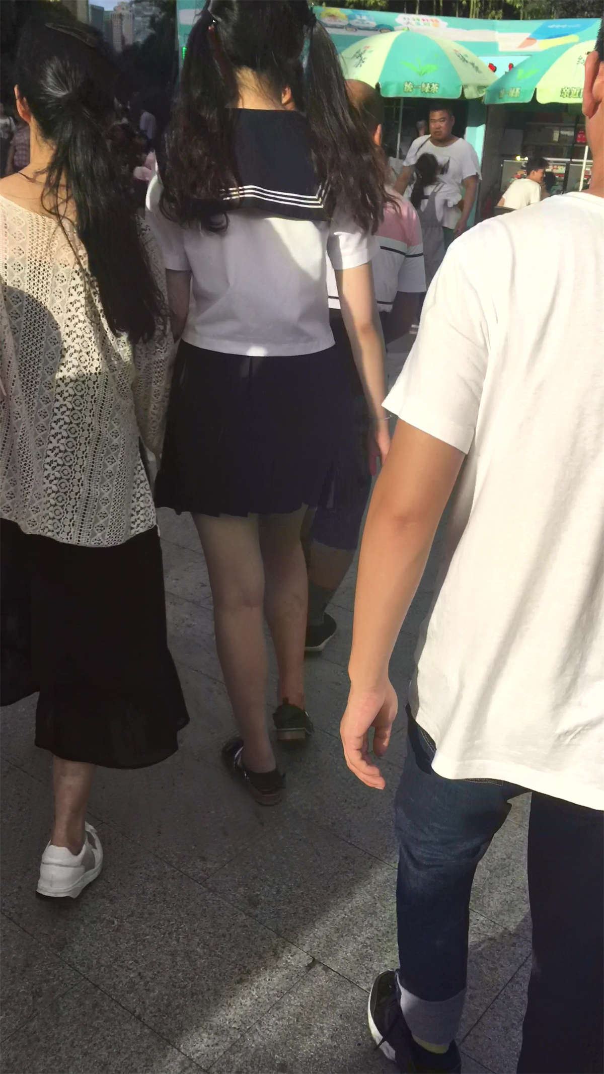 双马尾街拍短裙学生妹