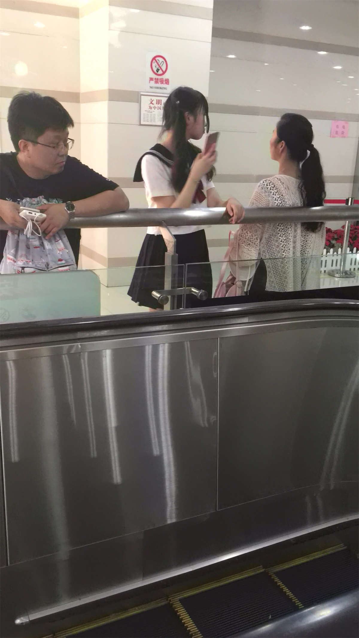 双马尾街拍短裙学生妹