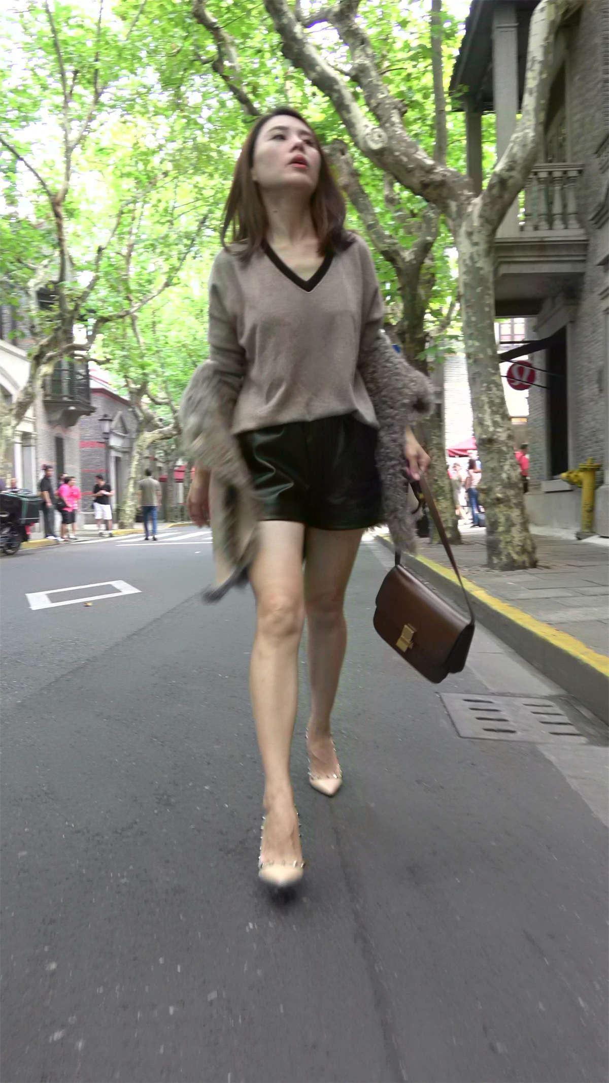 性感美腿米色高跟鞋街拍美女