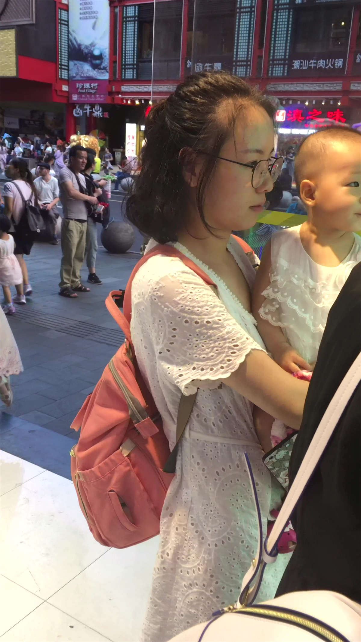 白色蕾丝连衣裙少妇