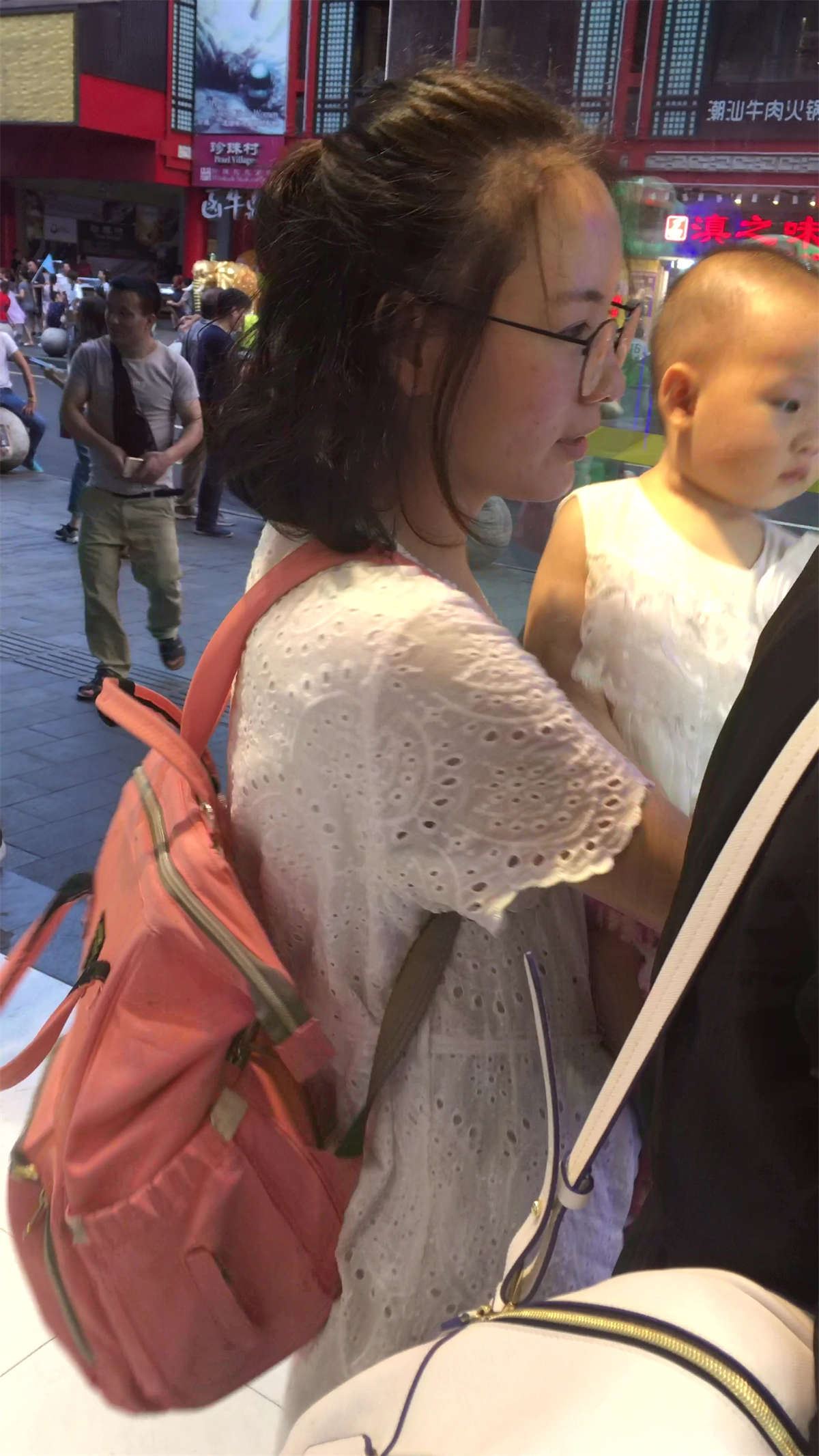 白色蕾丝连衣裙少妇