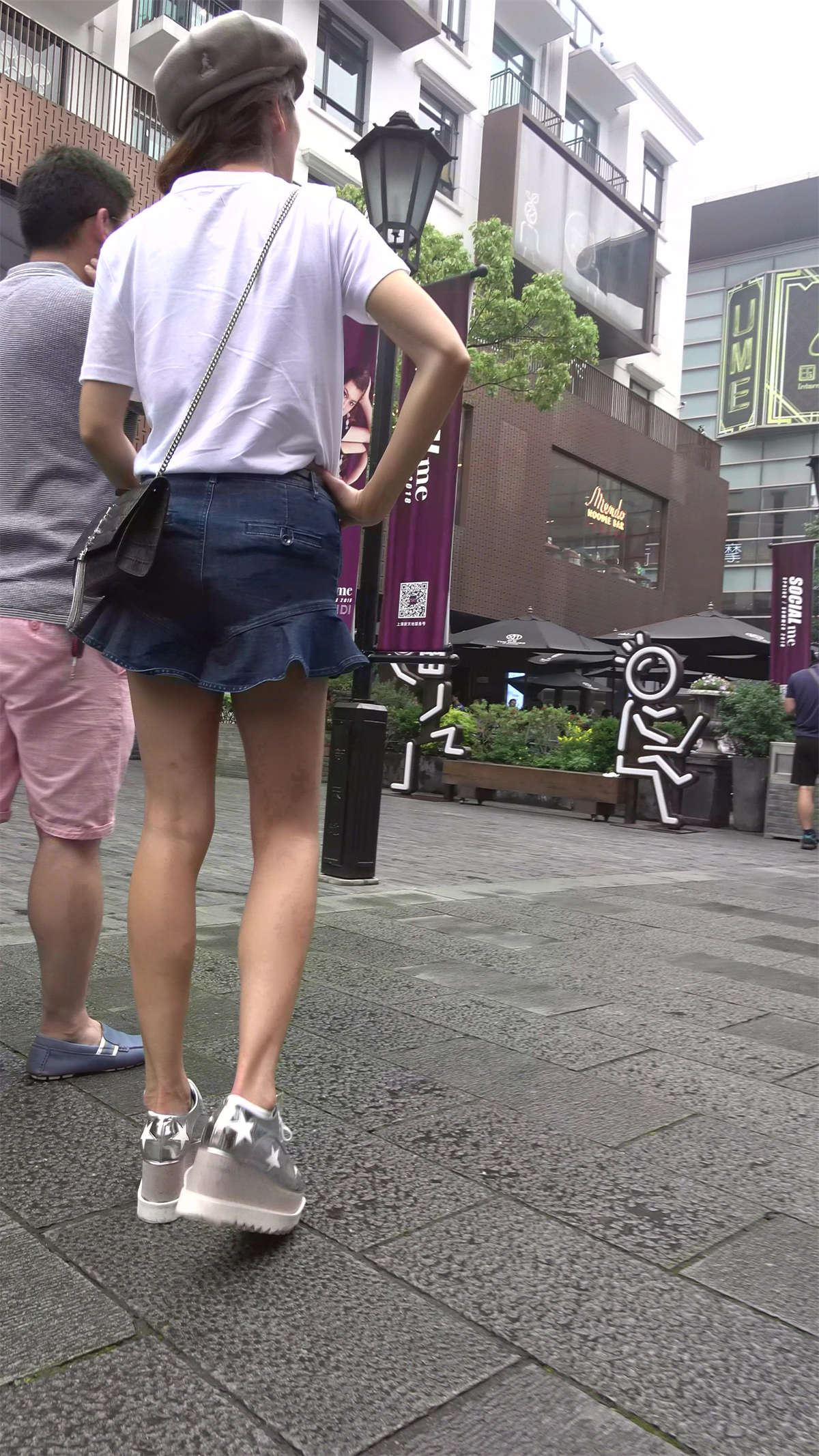 苗条细腿好身材白T恤美女姐姐