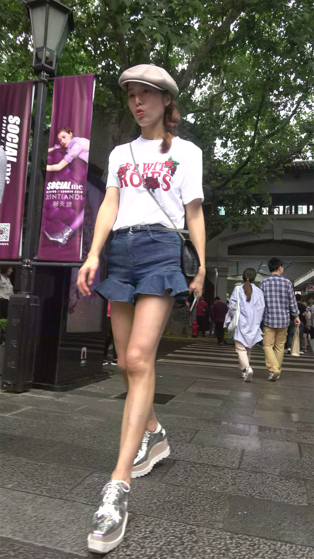 苗条细腿好身材白T恤美女姐姐