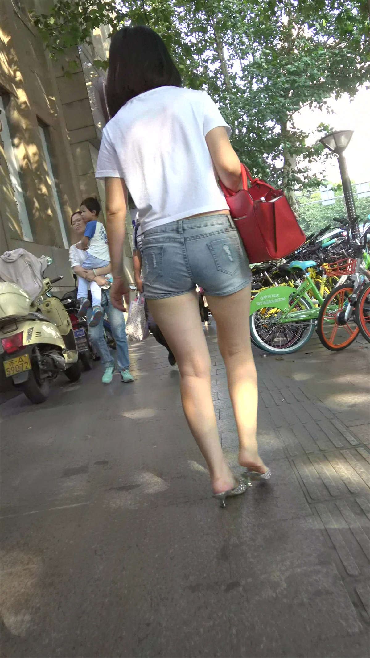 白T恤超短牛仔热裤美腿漂亮美女