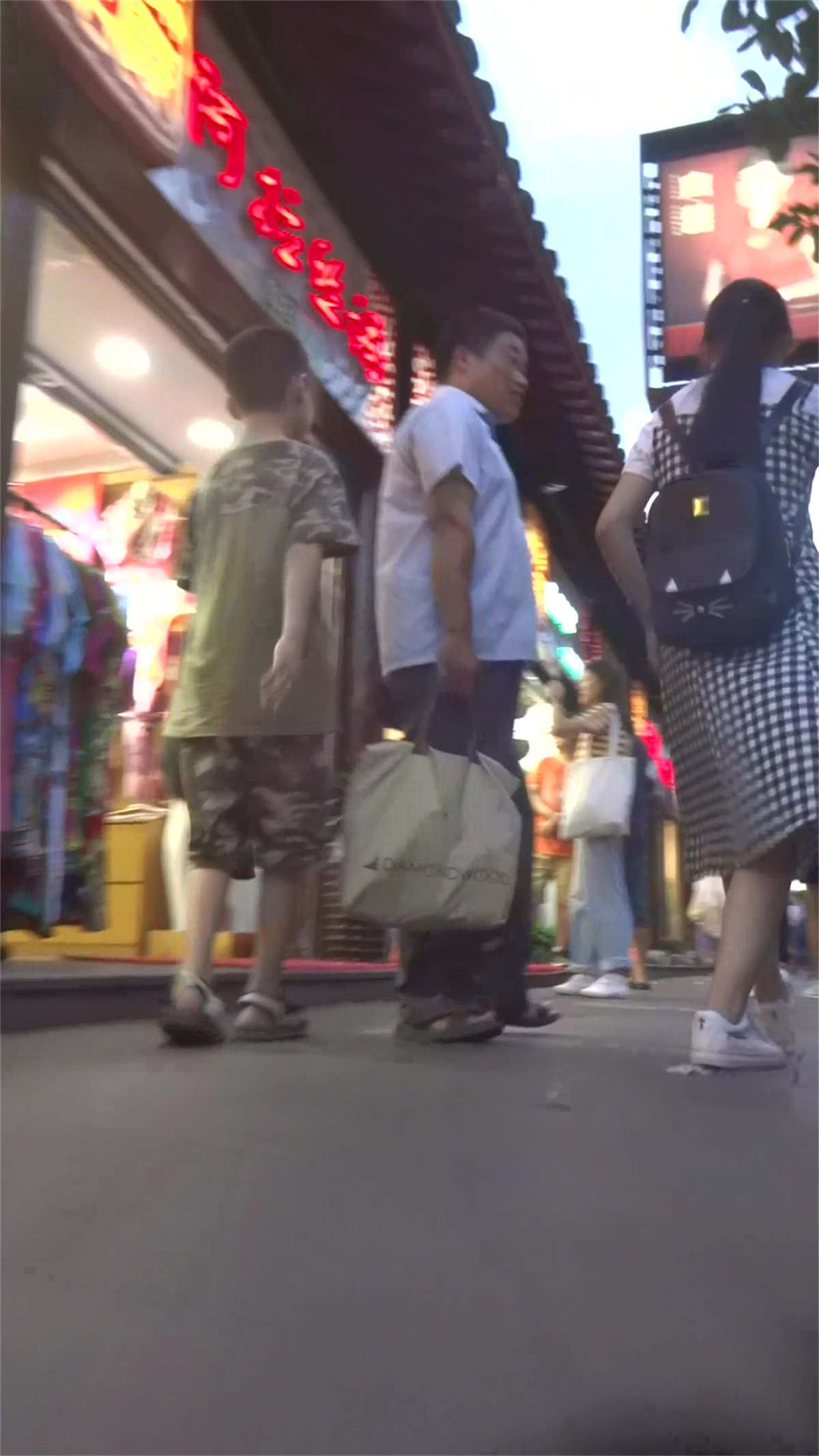 格子长裙美眉