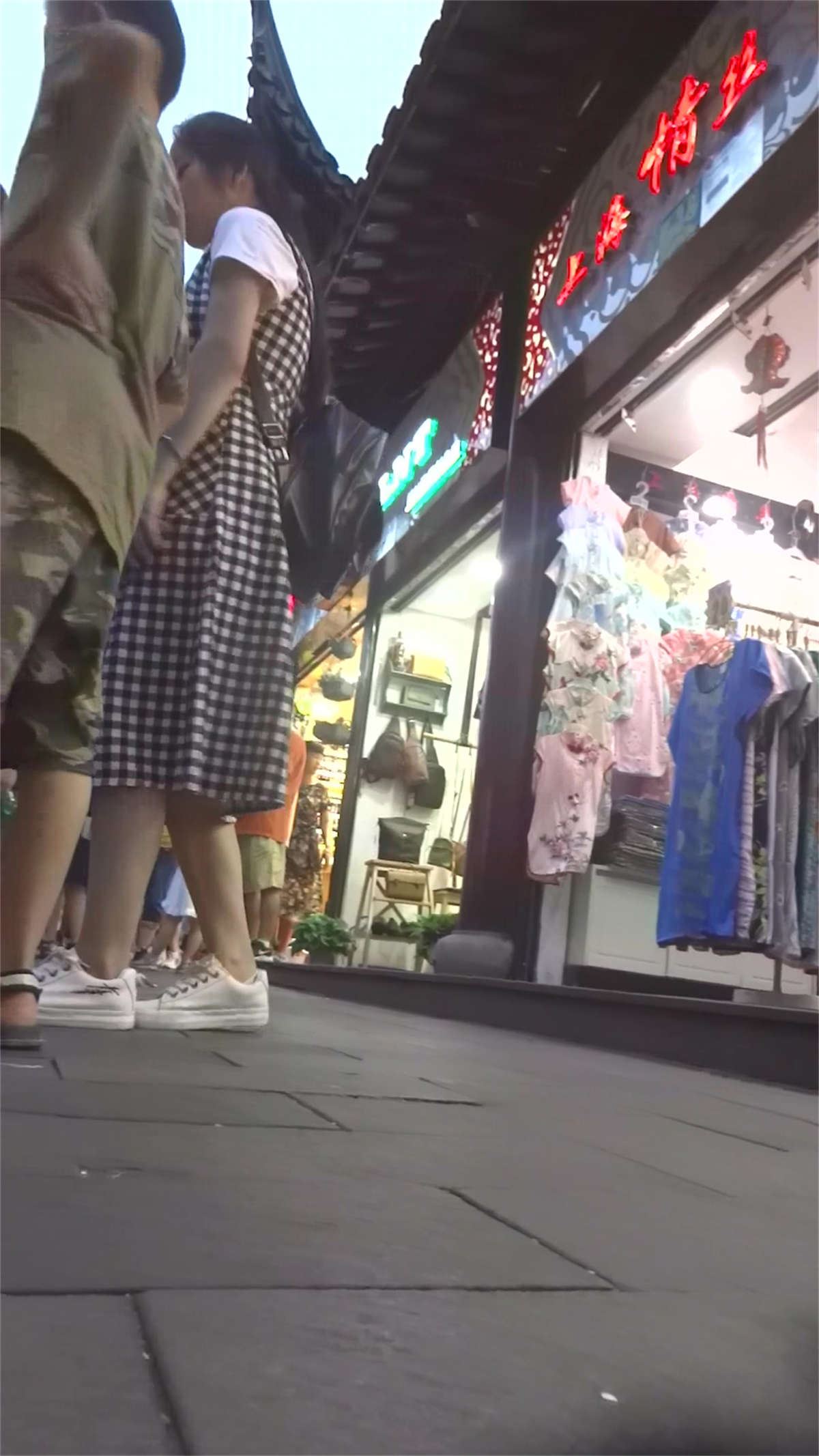 格子长裙美眉
