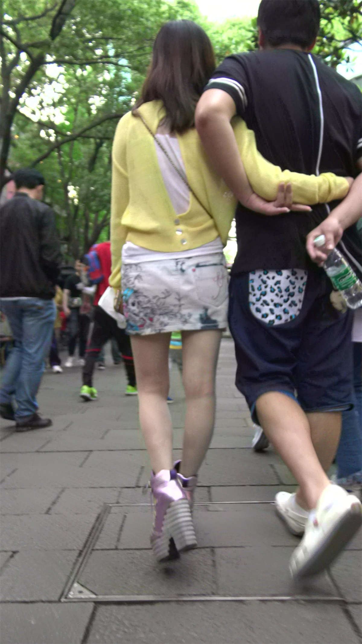 黄衣服花色包臀裙气质高跟鞋美女