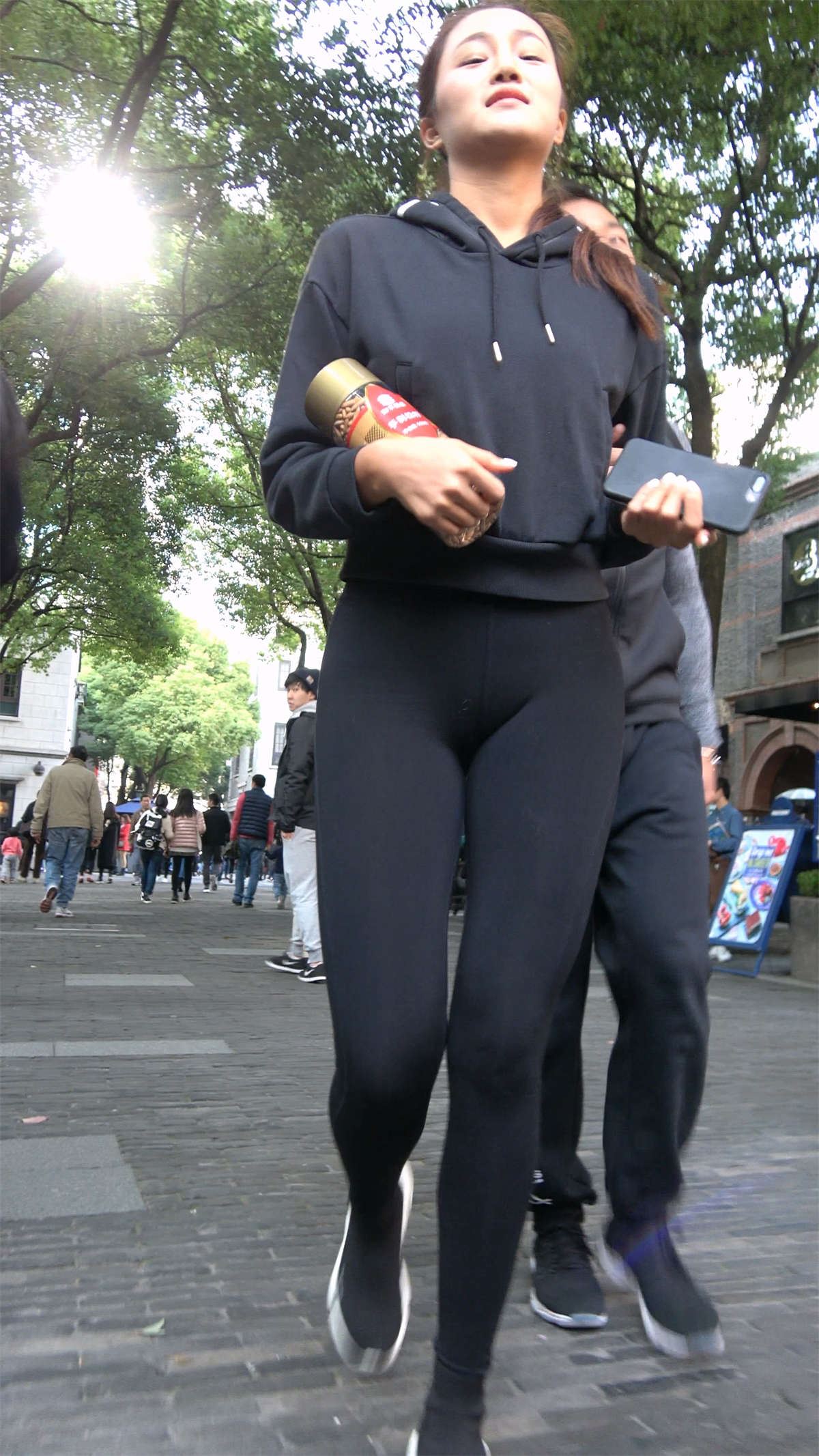 瑜伽裤运动鞋马尾辫美女