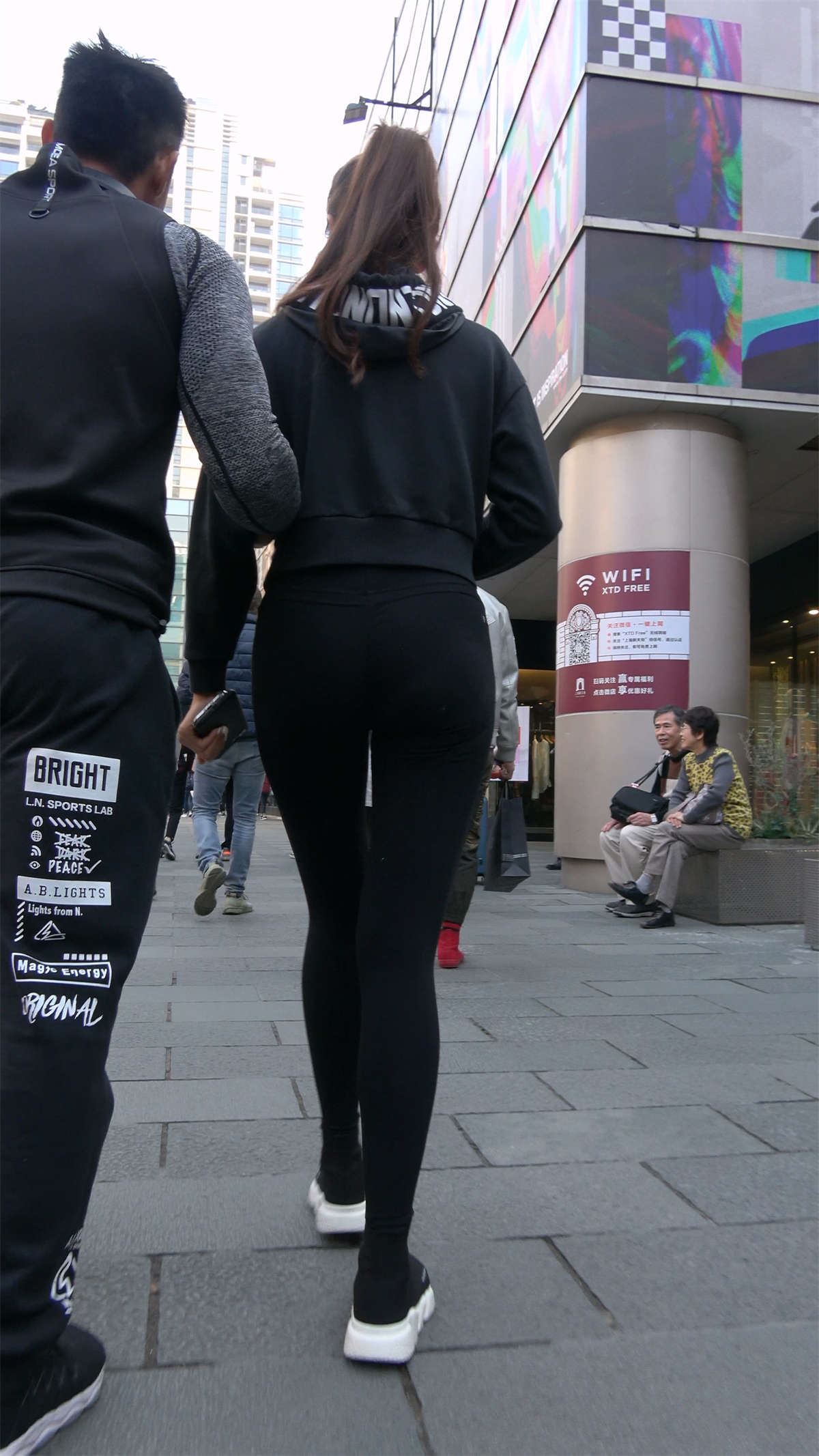 瑜伽裤运动鞋马尾辫美女