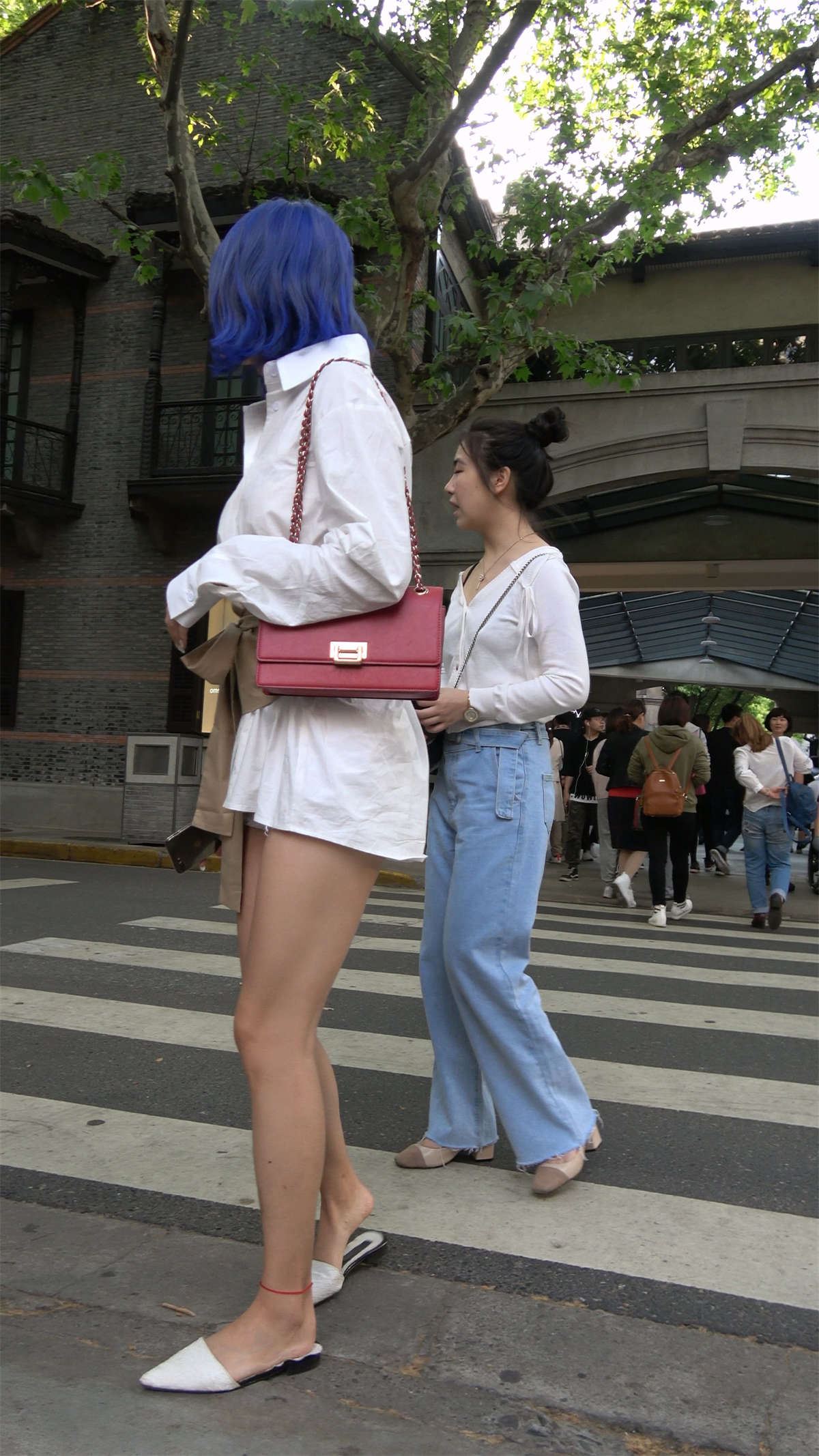 白色衬衫美腿气质性感美女