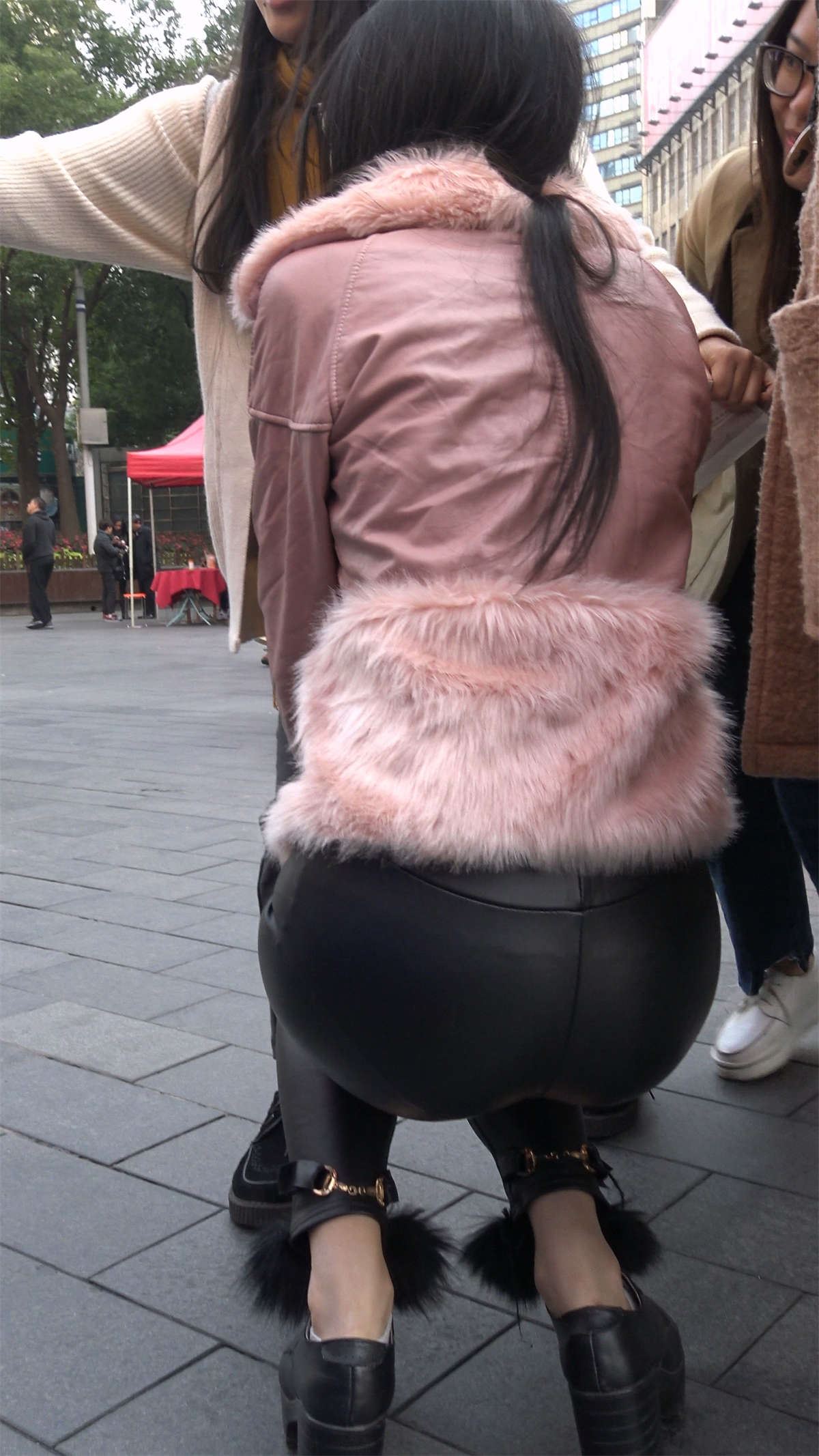 粉色外套皮裤眼镜妹