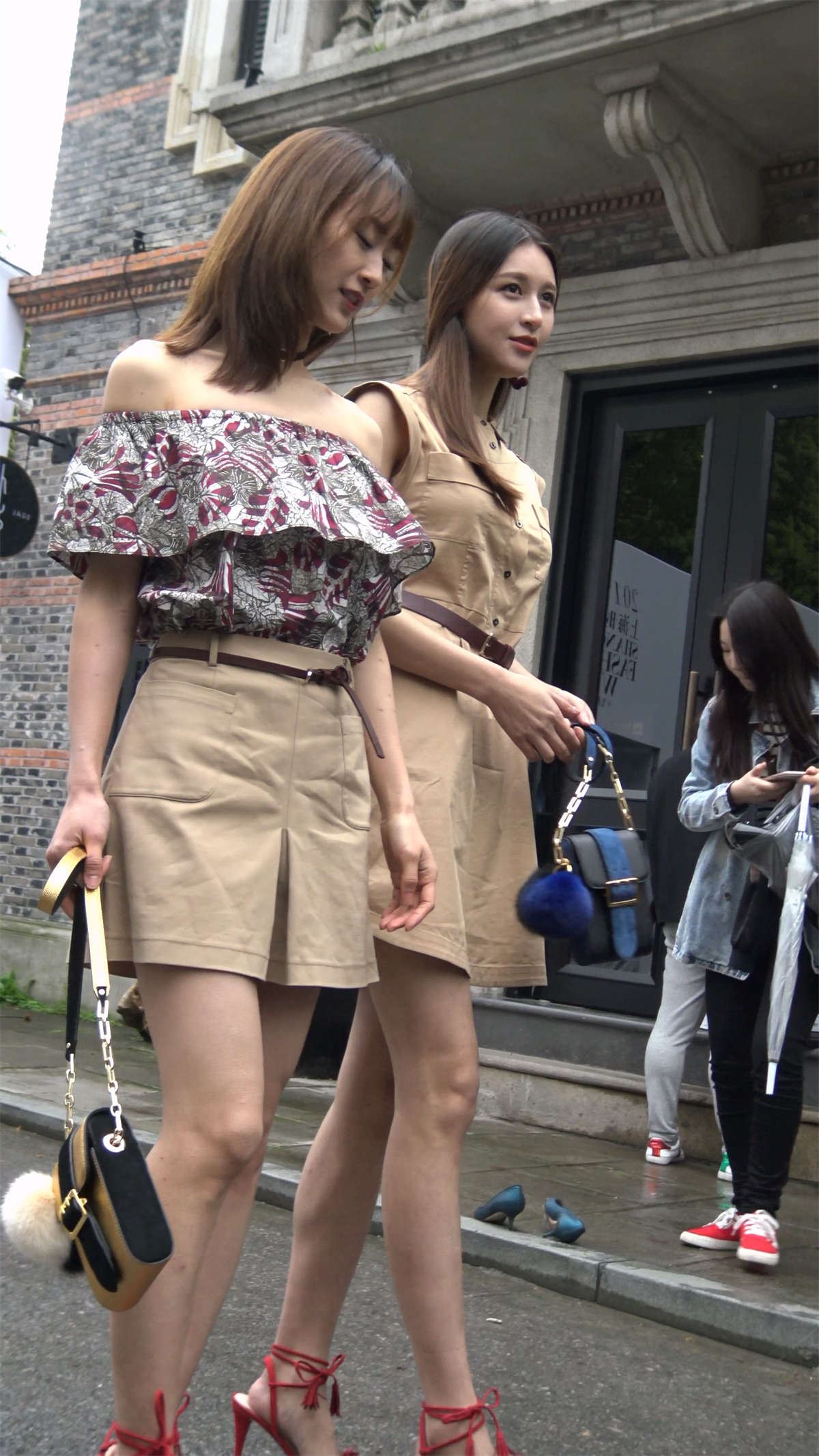 短裙凉高跟性感美女美女姐妹