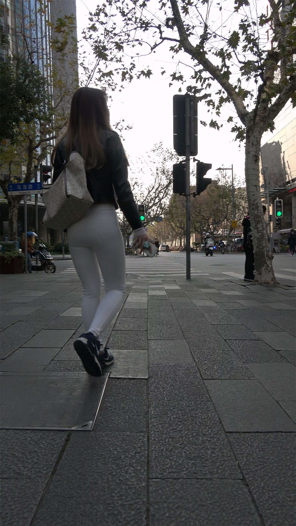 极品紧身白裤丰腴美臀性感美女