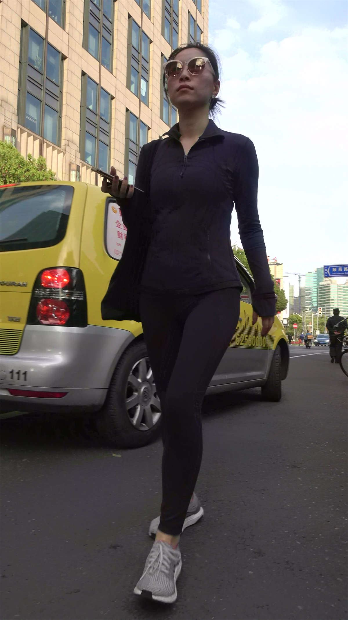 深蓝色紧身瑜伽裤街拍气质美女