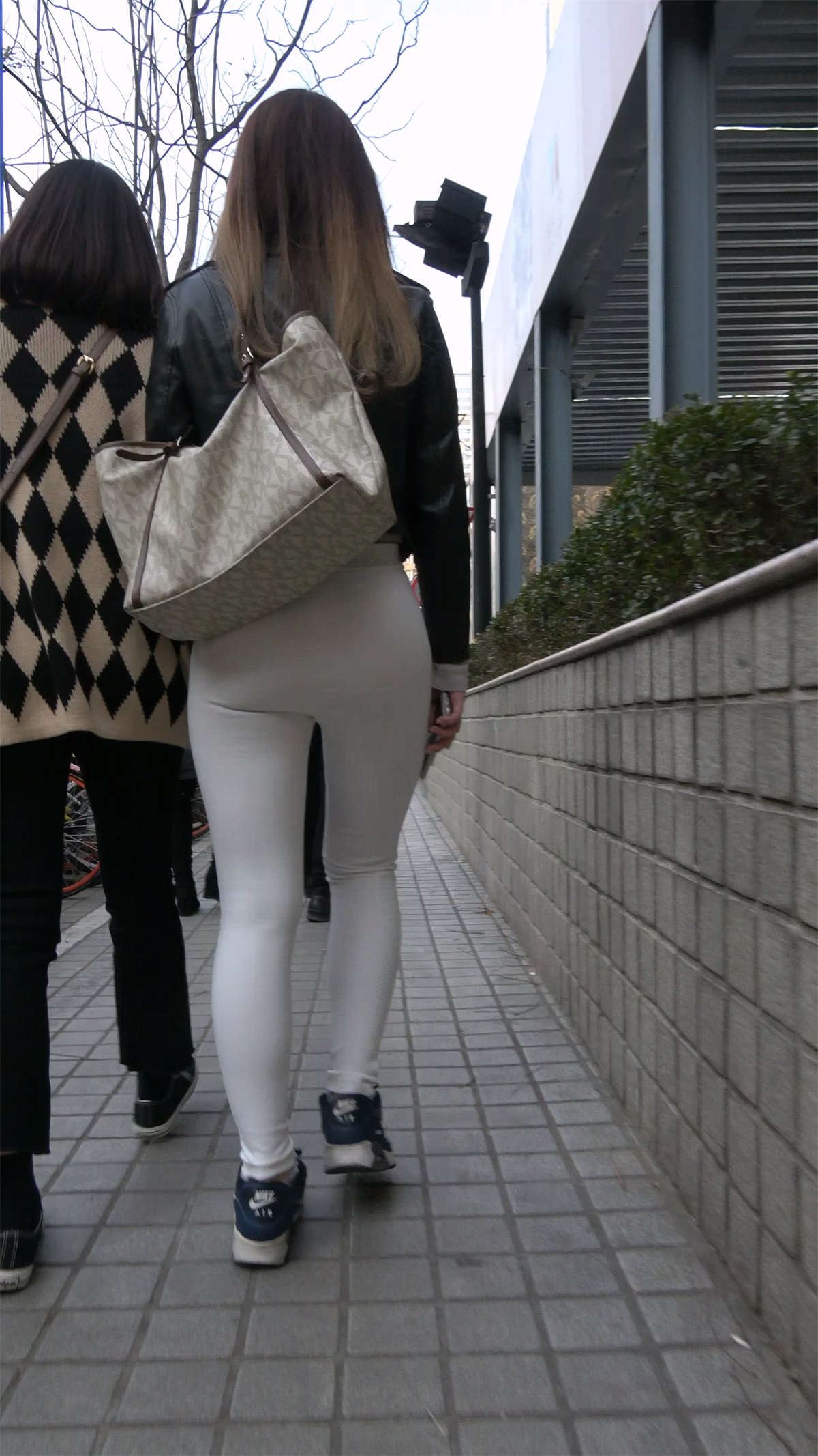 极品紧身白裤丰腴美臀性感美女