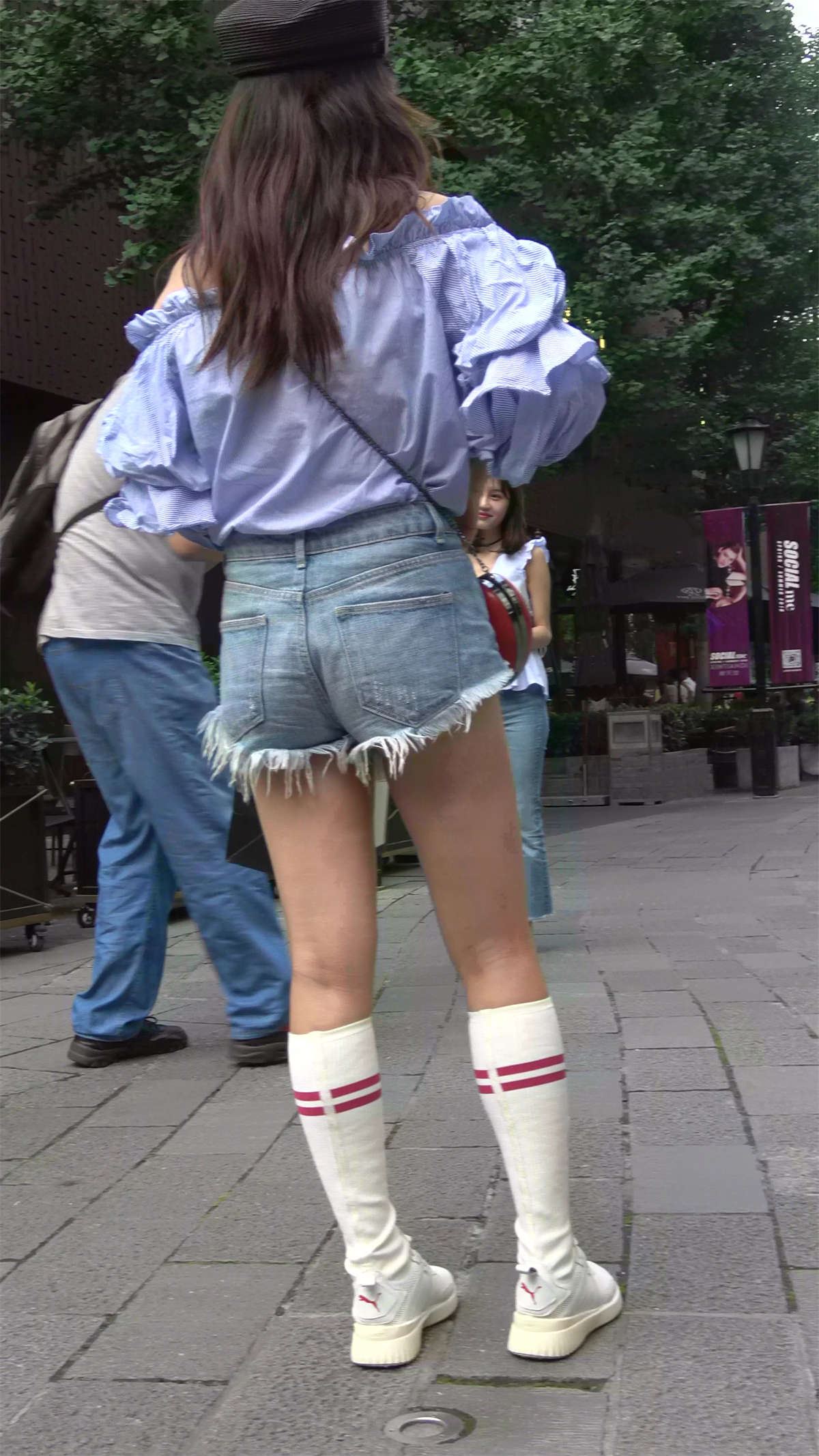 时尚靓丽超短牛仔热裤黑帽女神姐姐