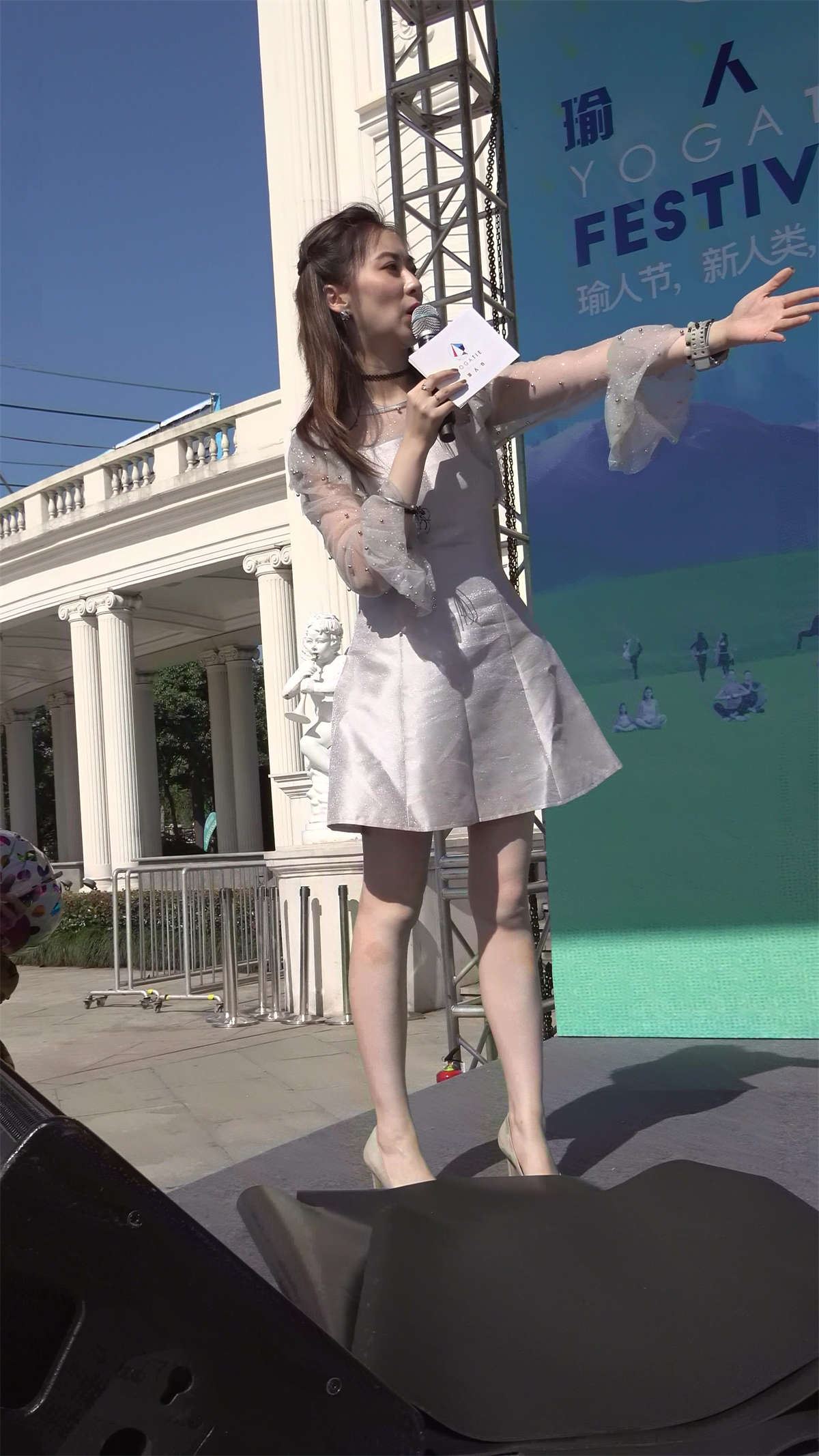 白色连衣裙街拍高跟鞋性感美女主持