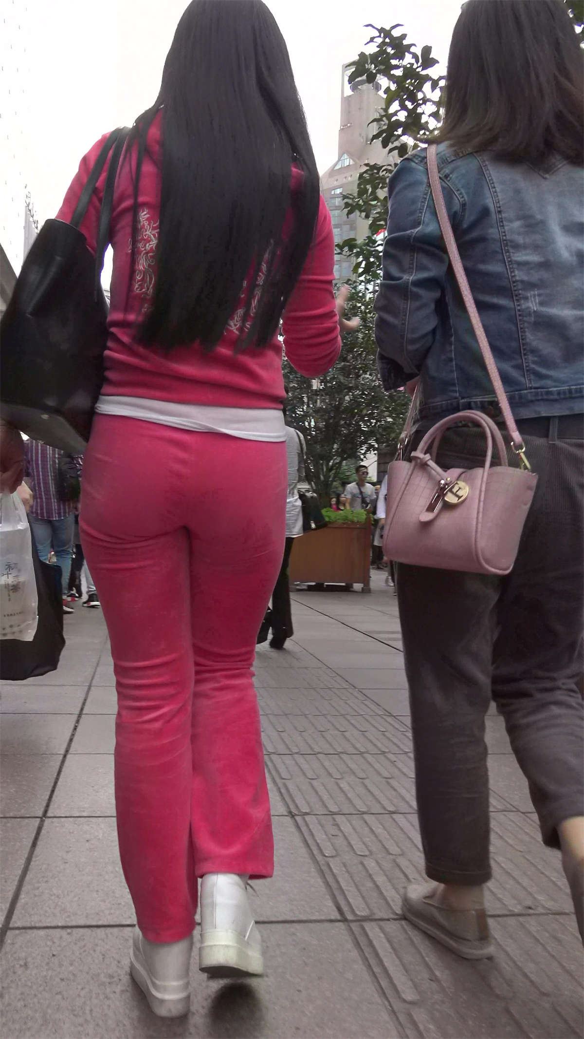 粉色运动套装知性街拍美女姐姐