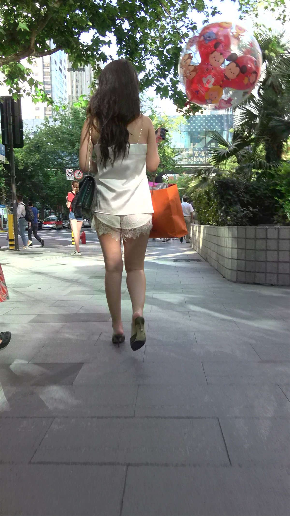 白衣短裤街拍美腿性感美女