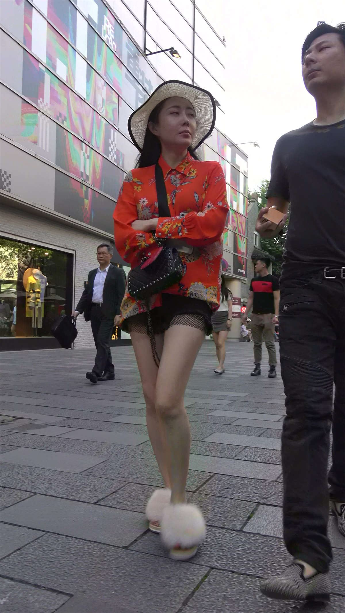 橙色花衣服太阳帽漂亮美女姐姐