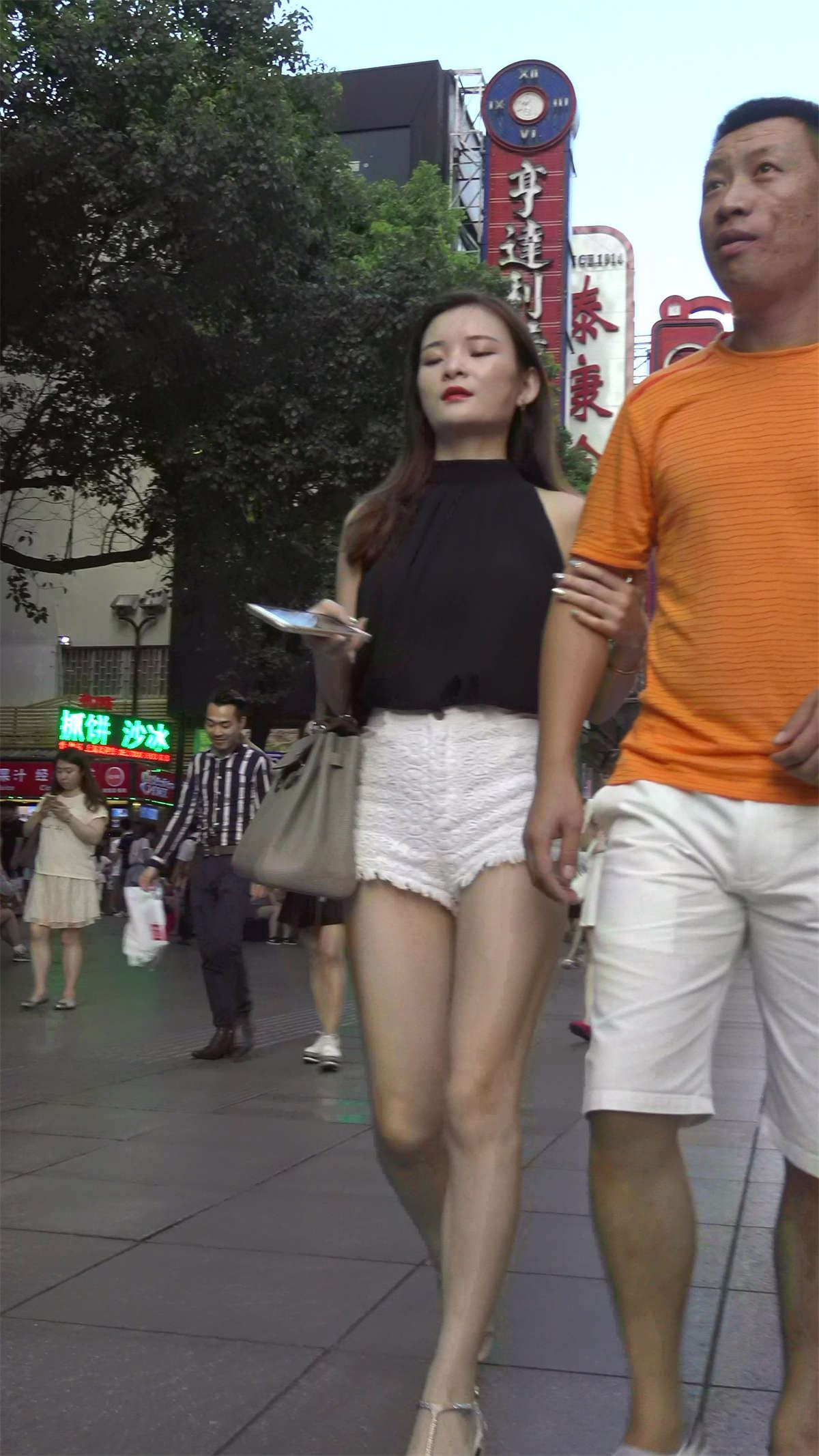 跟拍白短热裤标准身材美腿美女